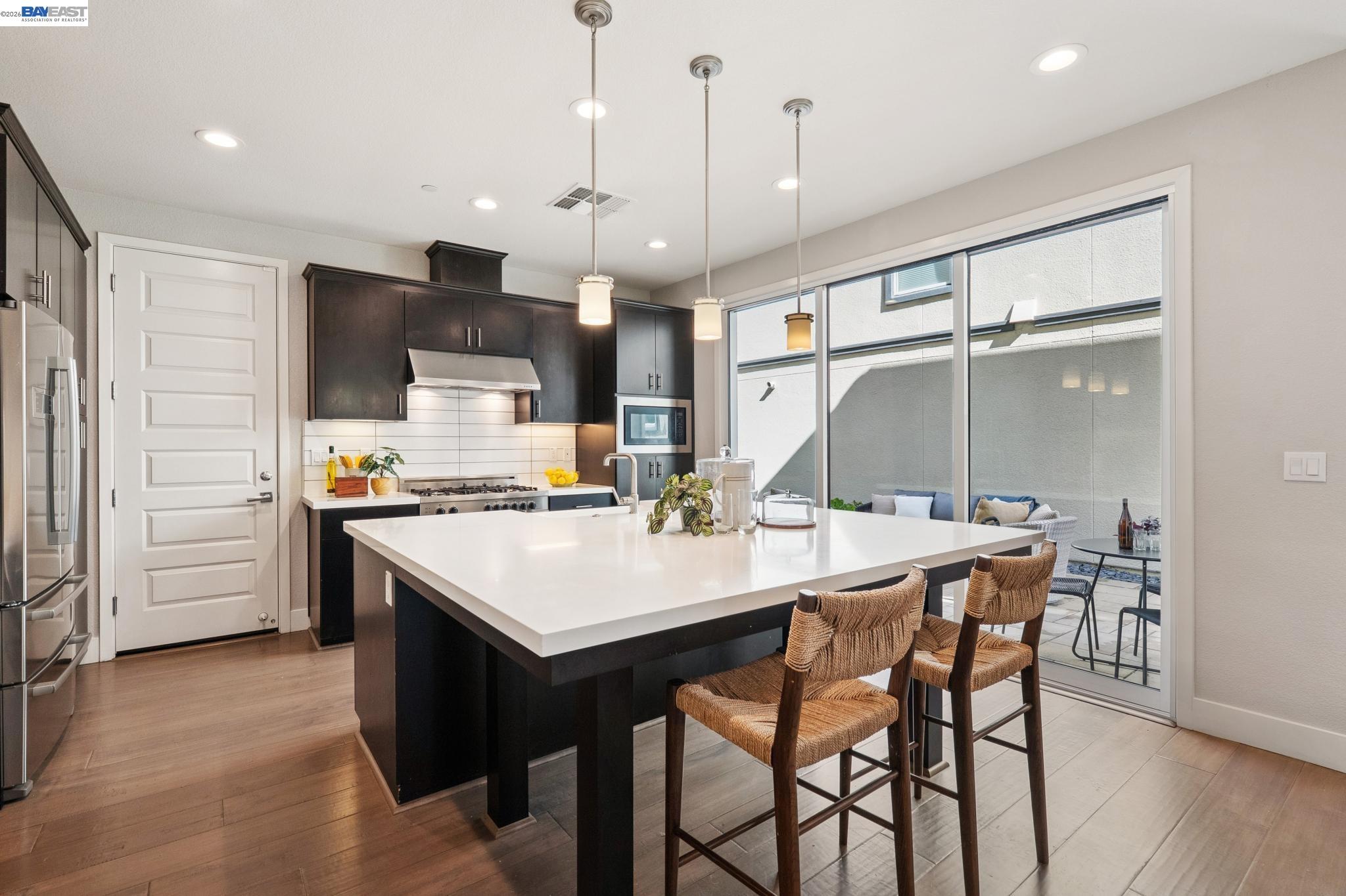 Detail Gallery Image 9 of 58 For 416 Bohol Circle Ln, Alameda,  CA 94501 - 3 Beds | 3/1 Baths