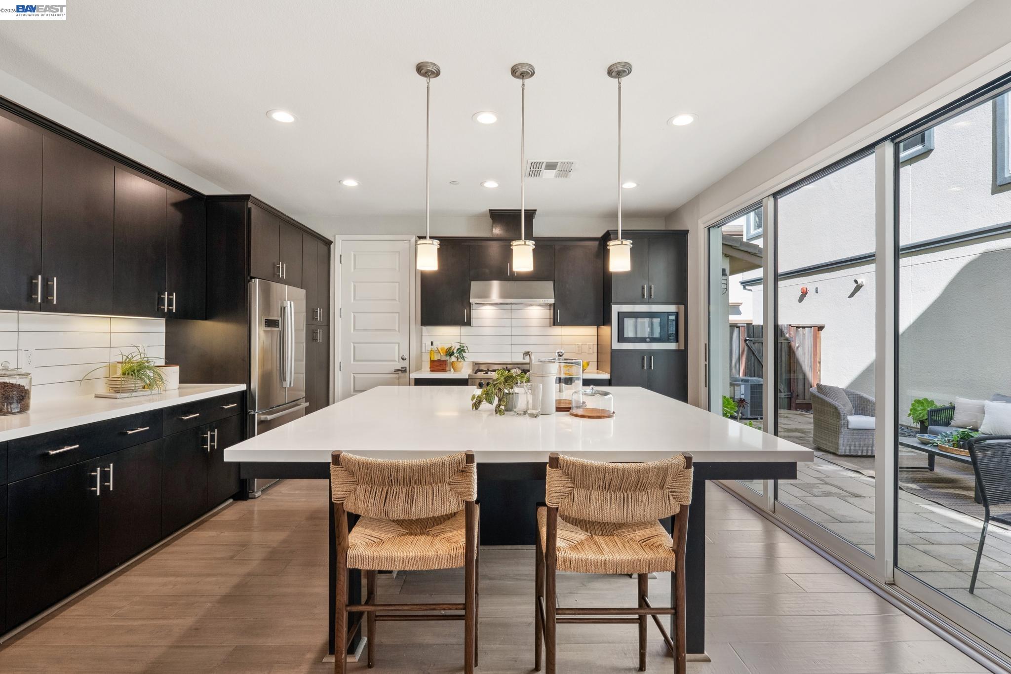 Detail Gallery Image 10 of 58 For 416 Bohol Circle Ln, Alameda,  CA 94501 - 3 Beds | 3/1 Baths