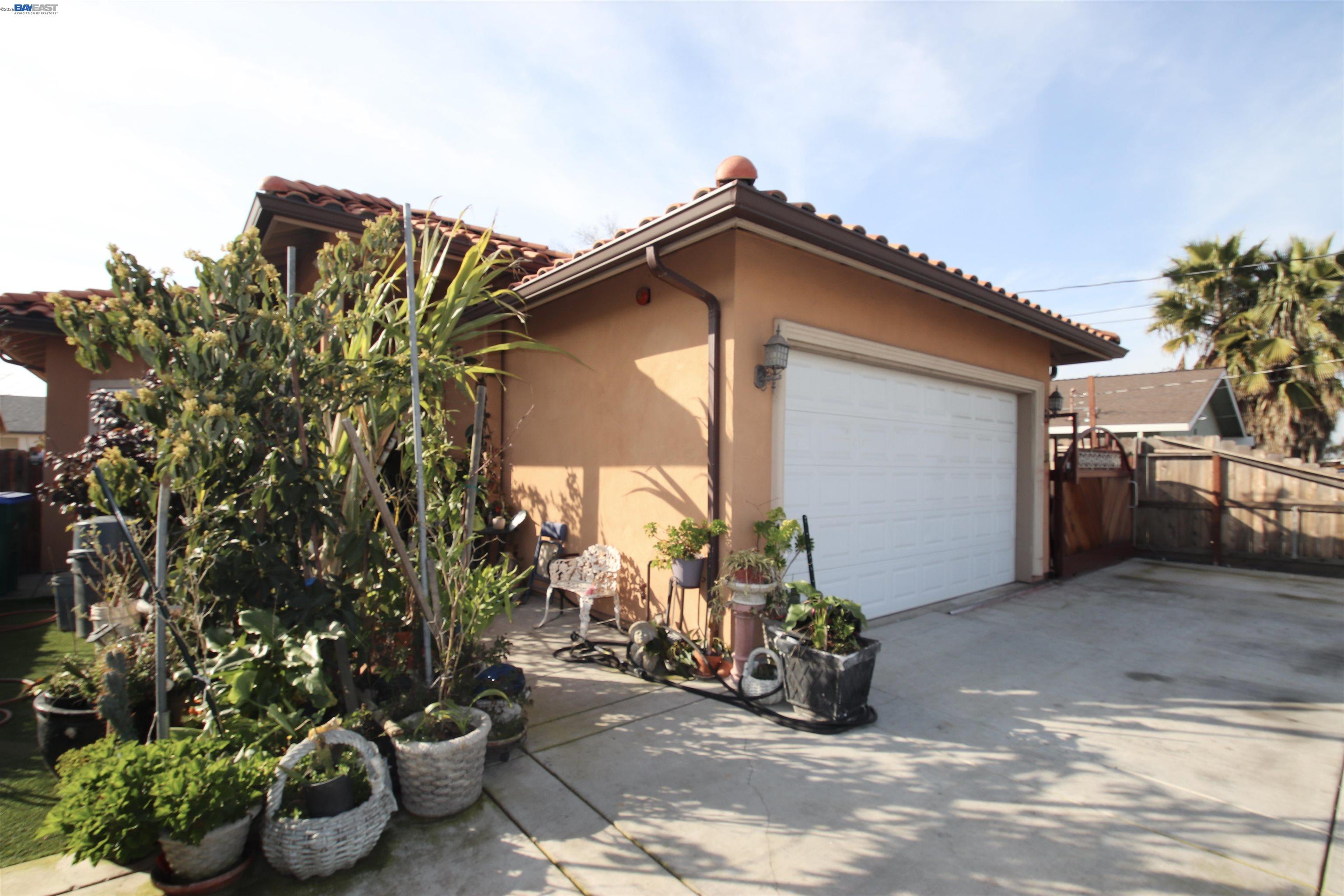 Detail Gallery Image 2 of 22 For 2511 S Laurel, Stockton,  CA 95206-3649 - 3 Beds | 2 Baths