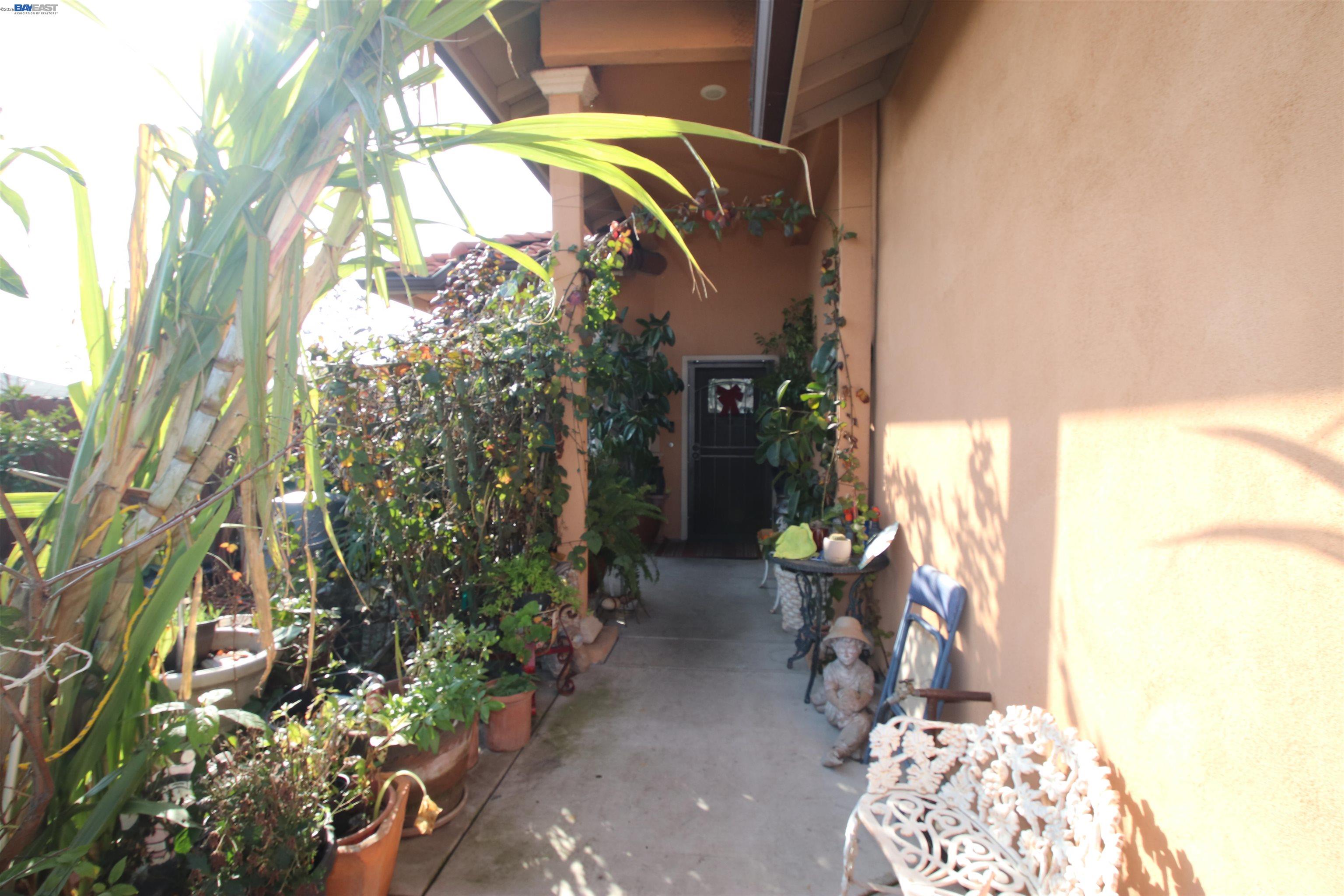 Detail Gallery Image 3 of 22 For 2511 S Laurel, Stockton,  CA 95206-3649 - 3 Beds | 2 Baths