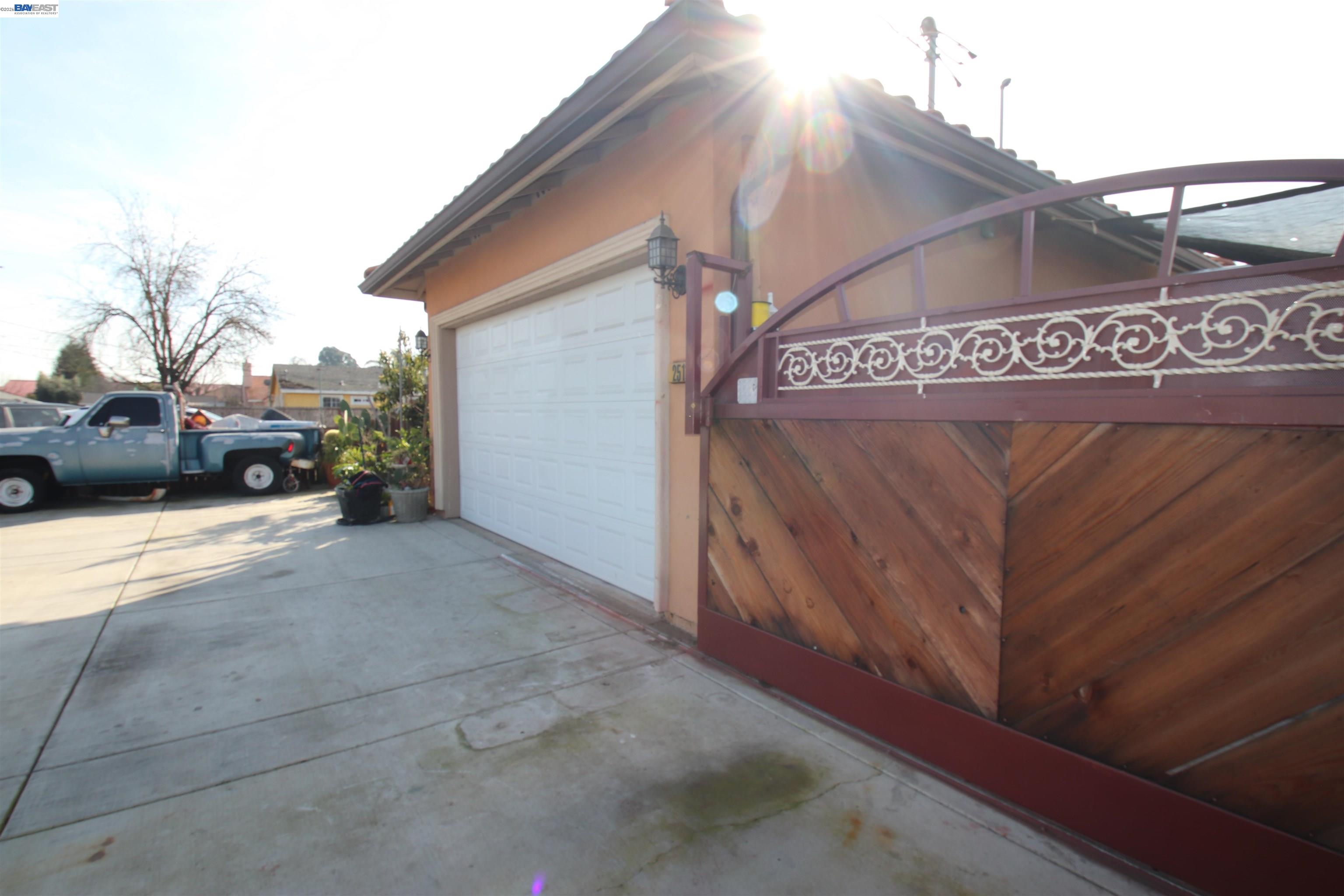 Detail Gallery Image 4 of 22 For 2511 S Laurel, Stockton,  CA 95206-3649 - 3 Beds | 2 Baths