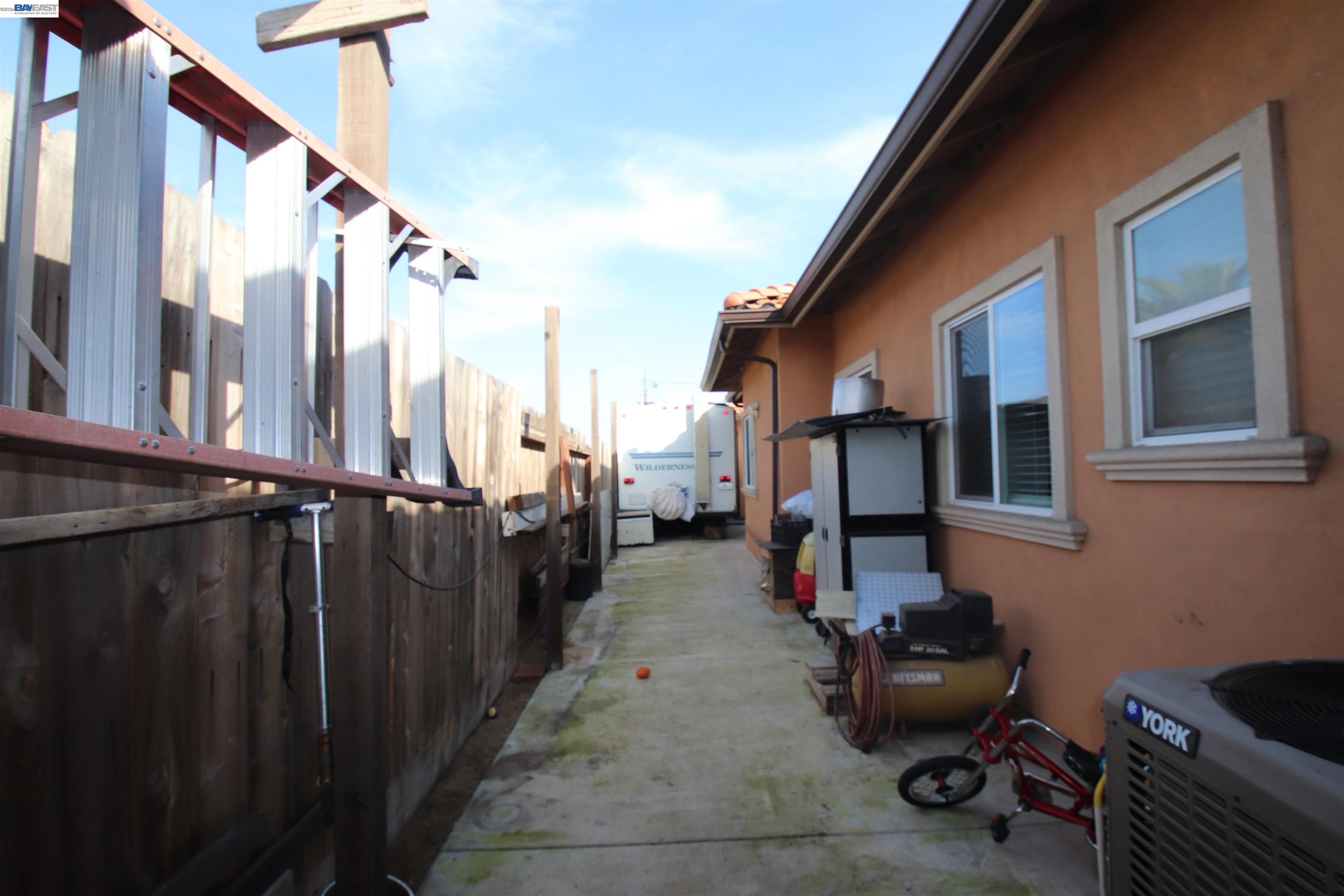 Detail Gallery Image 5 of 22 For 2511 S Laurel, Stockton,  CA 95206-3649 - 3 Beds | 2 Baths