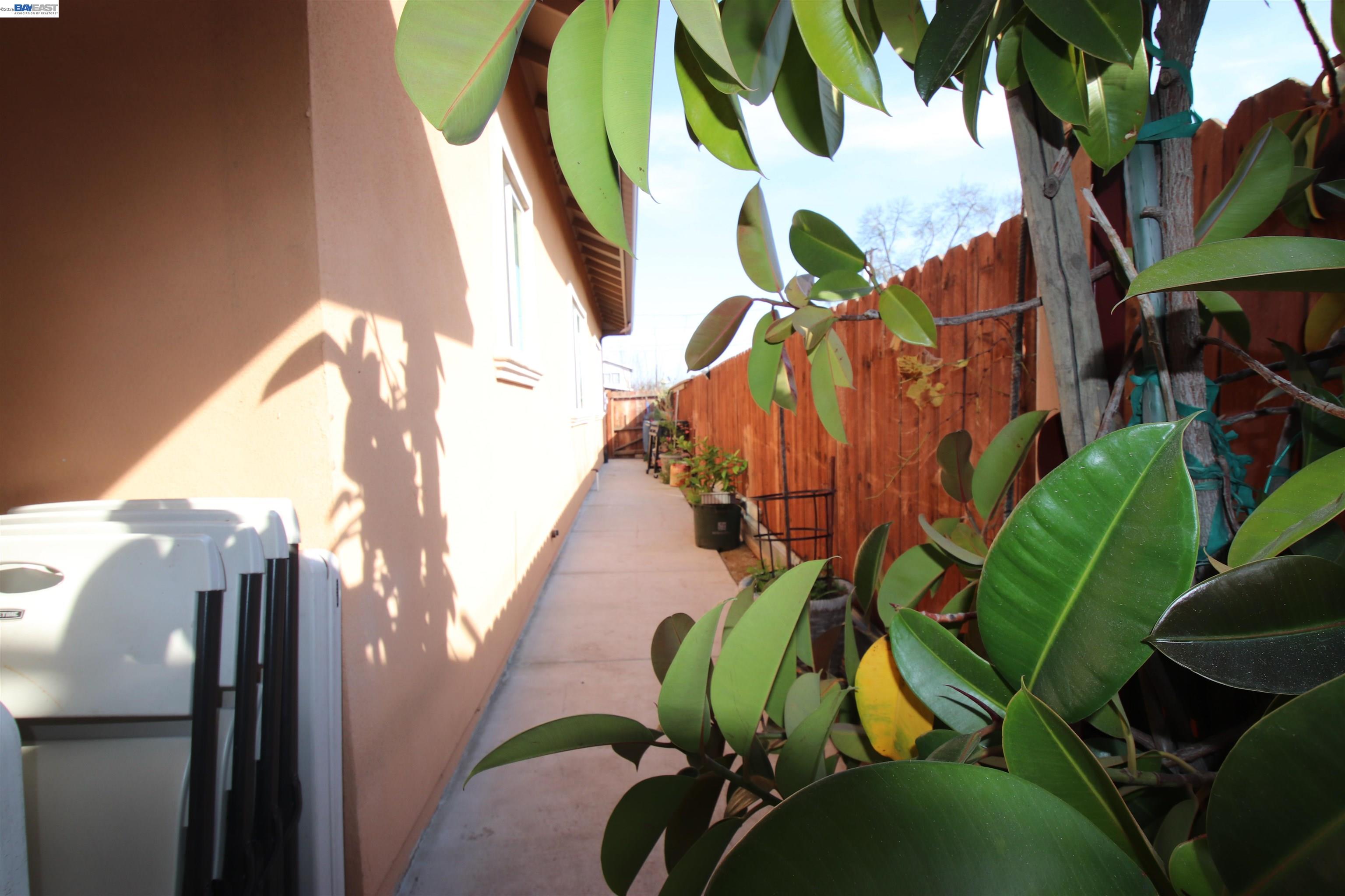 Detail Gallery Image 6 of 22 For 2511 S Laurel, Stockton,  CA 95206-3649 - 3 Beds | 2 Baths