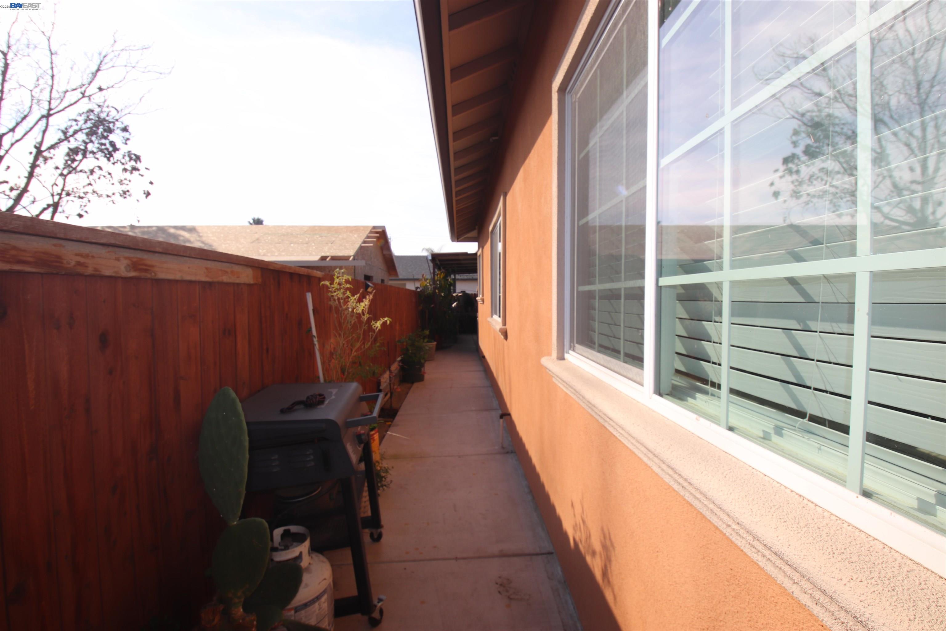 Detail Gallery Image 8 of 22 For 2511 S Laurel, Stockton,  CA 95206-3649 - 3 Beds | 2 Baths