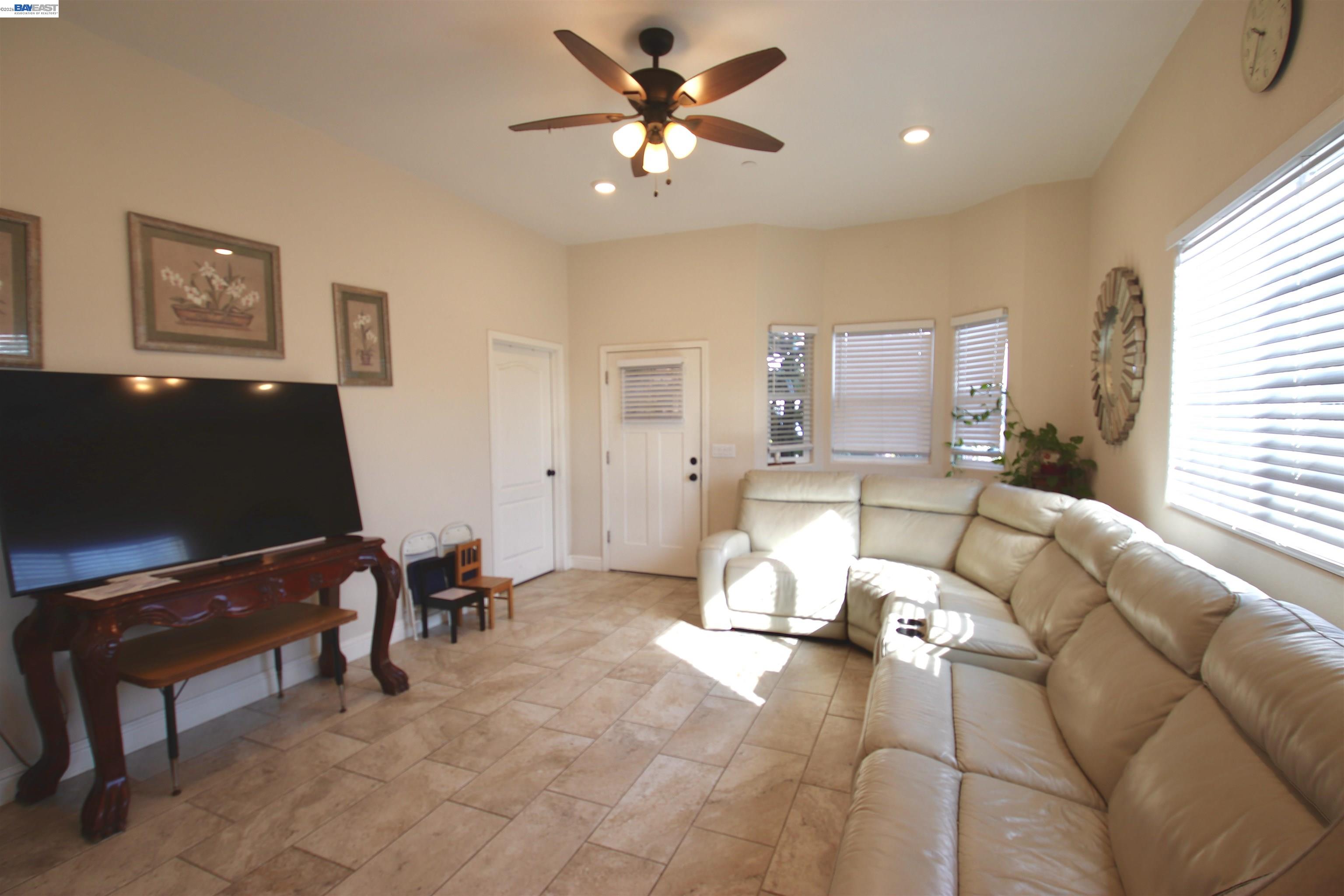 Detail Gallery Image 10 of 22 For 2511 S Laurel, Stockton,  CA 95206-3649 - 3 Beds | 2 Baths