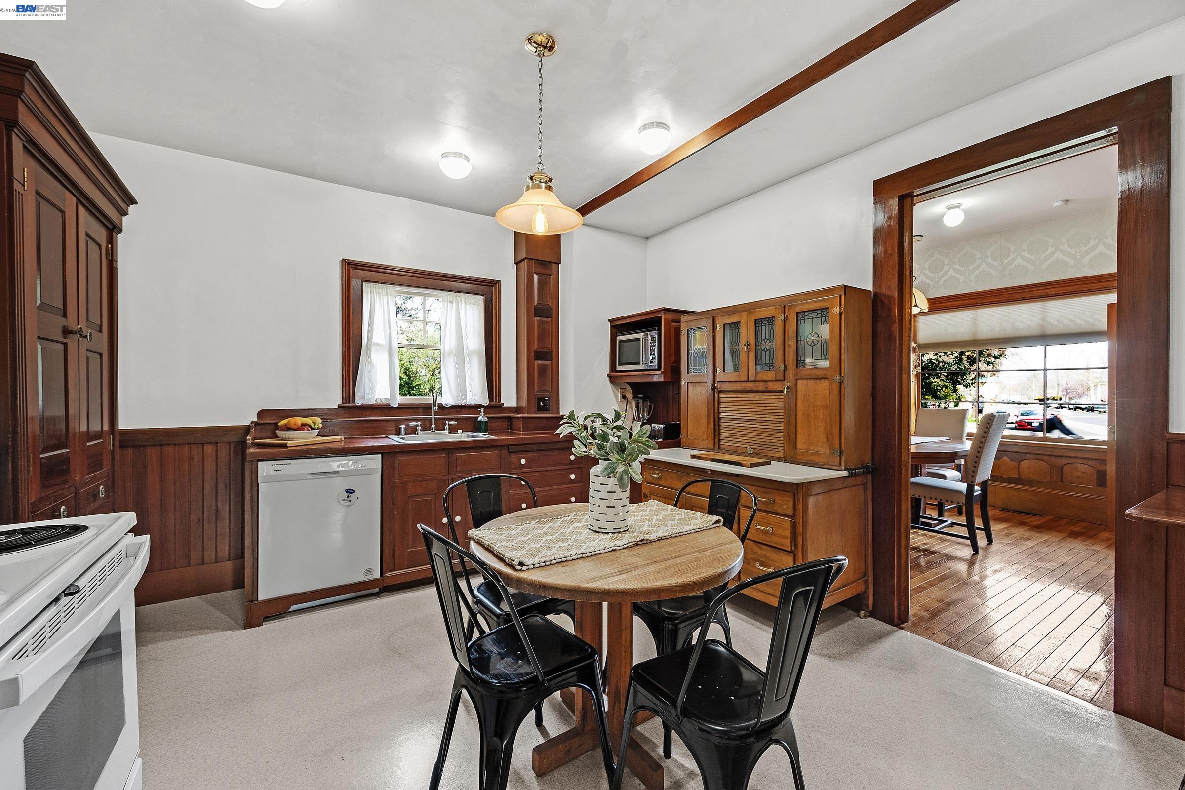 Detail Gallery Image 8 of 48 For 2211 College Avenue, Livermore,  CA 94550 - 6 Beds | 3/1 Baths