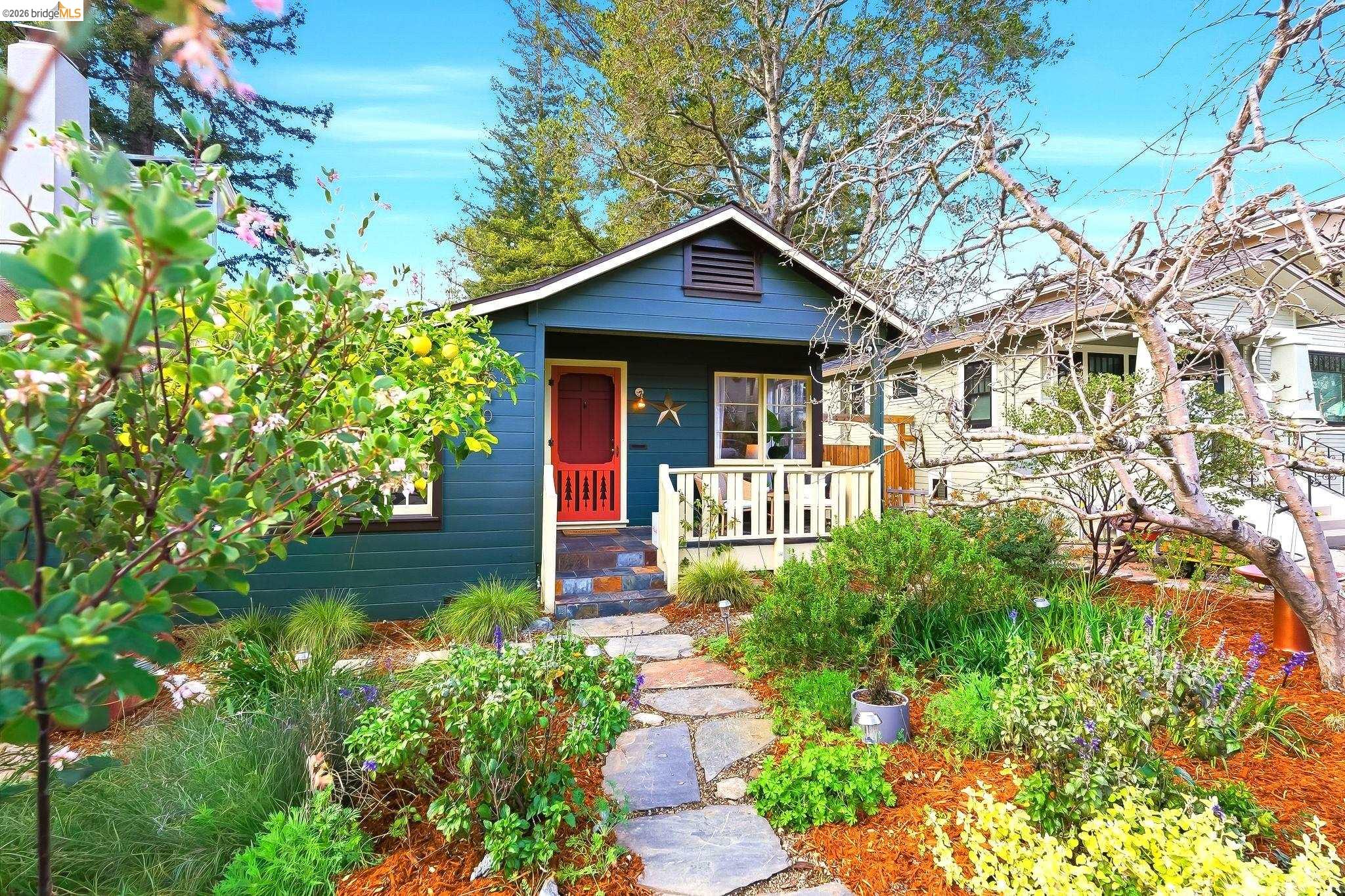 Detail Gallery Image 3 of 40 For 4061 Whittle Ave, Oakland,  CA 94602 - 2 Beds | 1 Baths