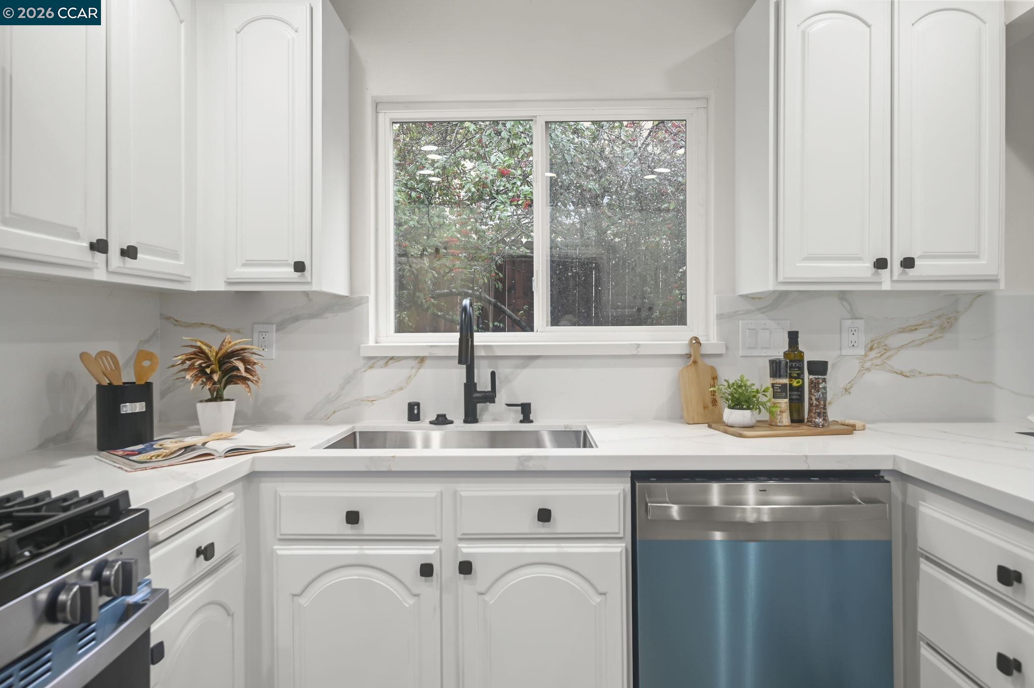 Detail Gallery Image 13 of 41 For 222 Donegal Way, Martinez,  CA 94553 - 4 Beds | 2 Baths