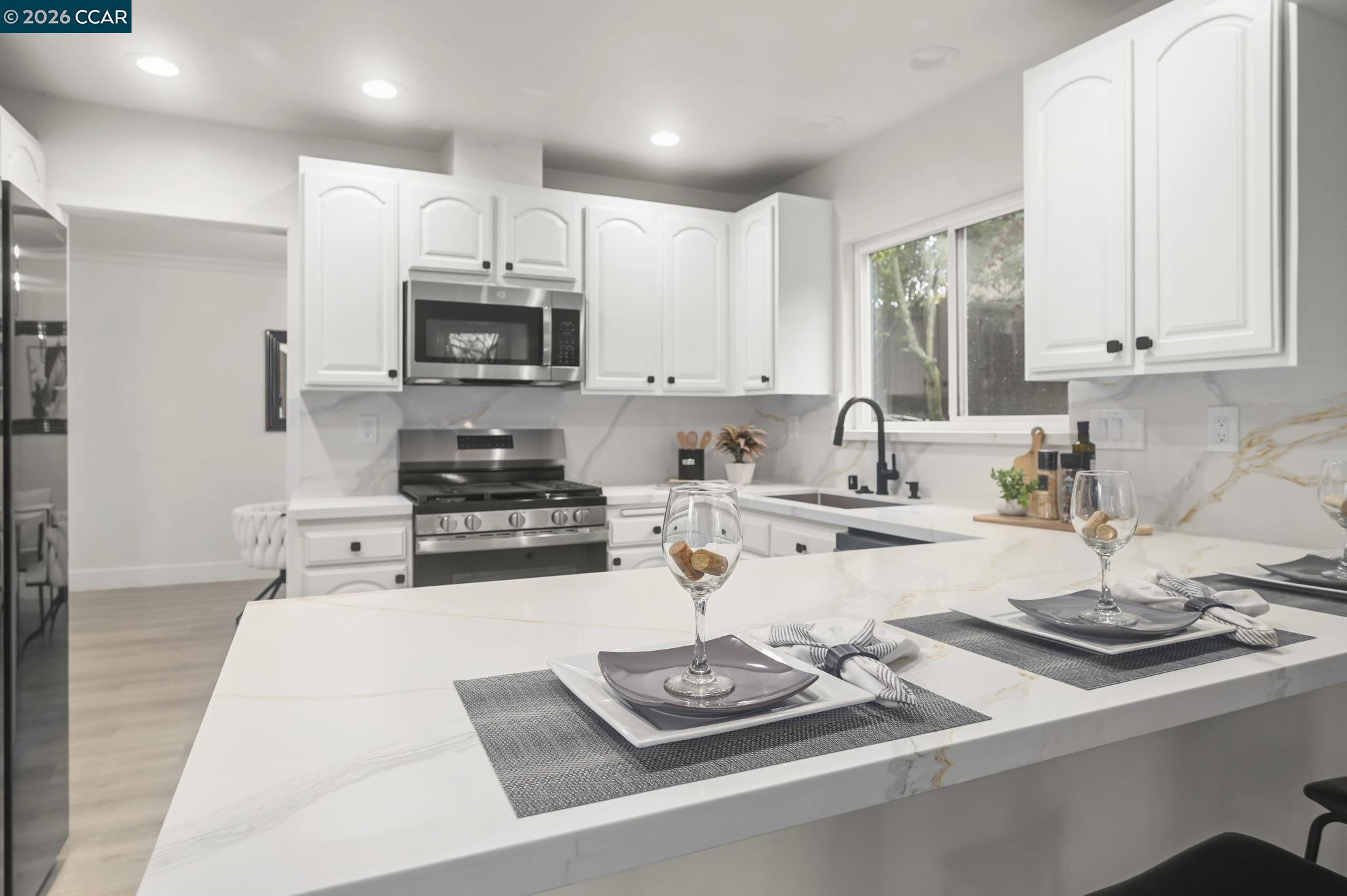 Detail Gallery Image 10 of 41 For 222 Donegal Way, Martinez,  CA 94553 - 4 Beds | 2 Baths