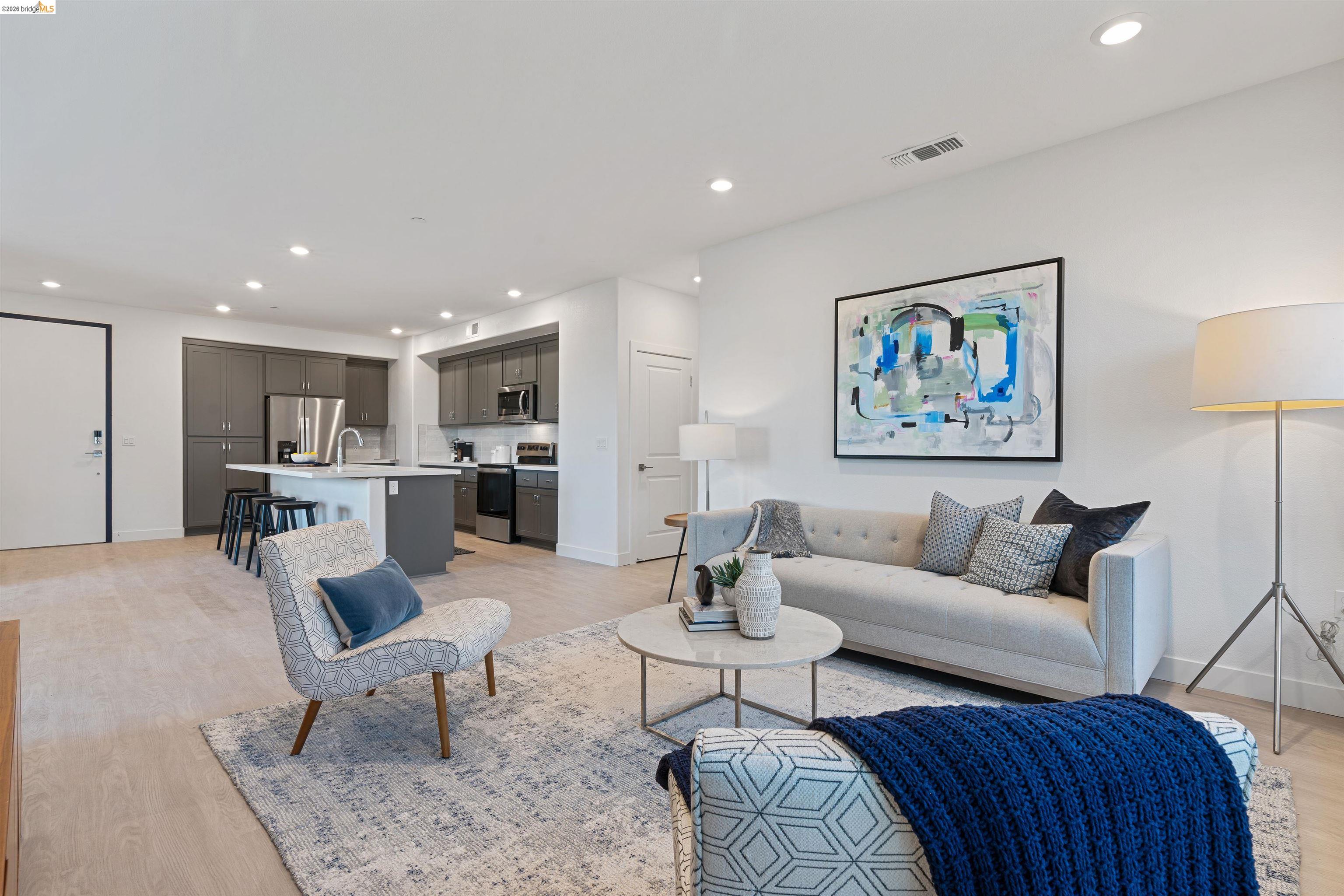 Detail Gallery Image 2 of 24 For 500 Somi Ct #301,  Hayward,  CA 94544 - 3 Beds | 2 Baths