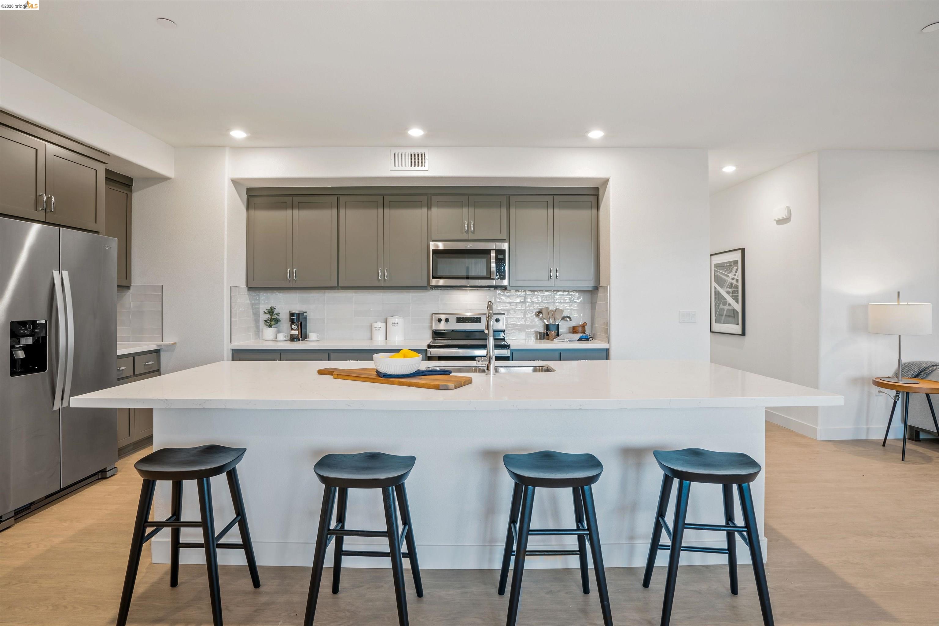 Detail Gallery Image 3 of 24 For 500 Somi Ct #301,  Hayward,  CA 94544 - 3 Beds | 2 Baths