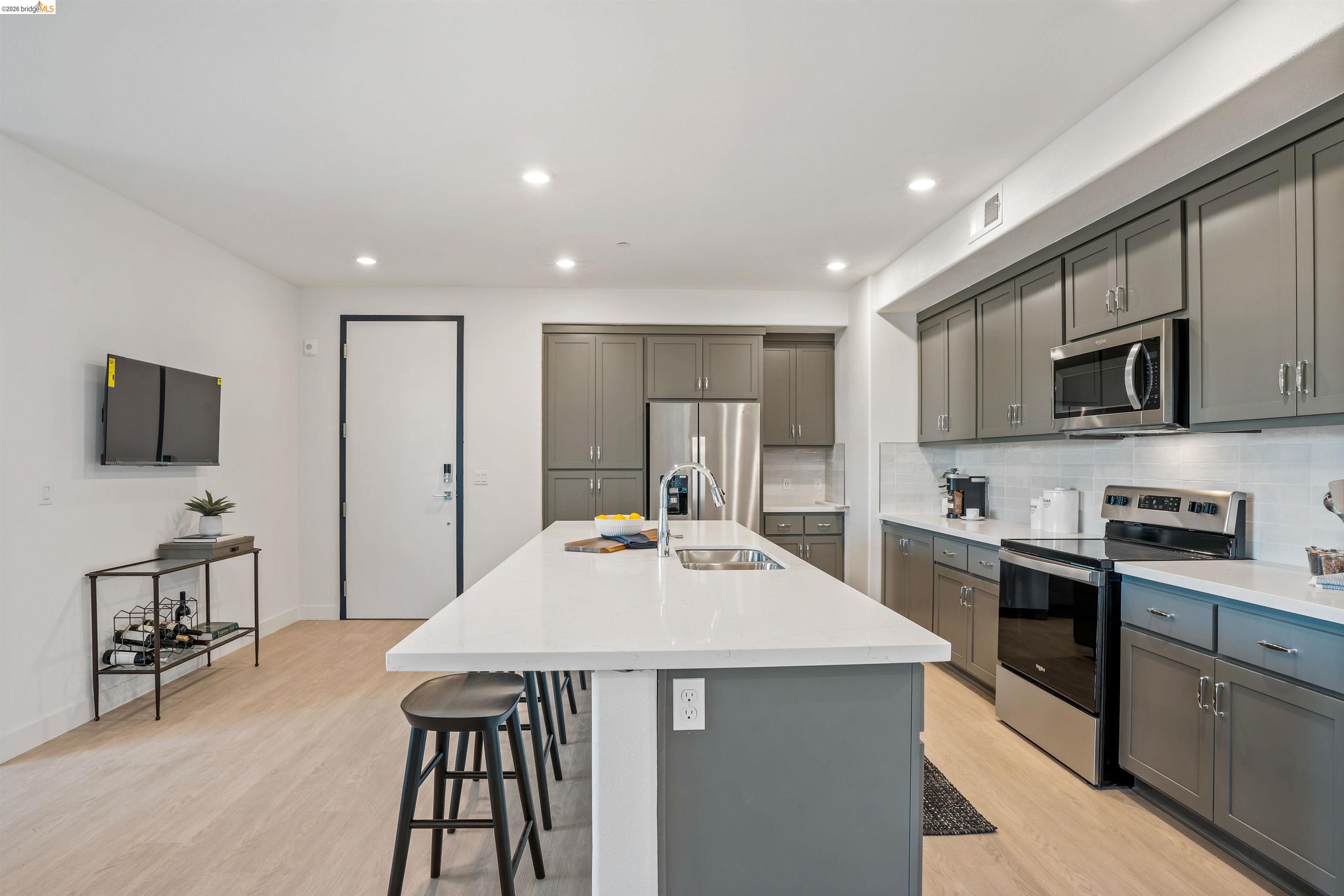 Detail Gallery Image 8 of 24 For 500 Somi Ct #301,  Hayward,  CA 94544 - 3 Beds | 2 Baths