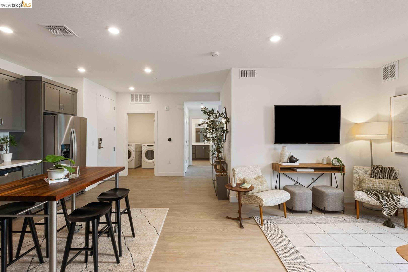 Detail Gallery Image 4 of 12 For 500 Somi Ct #308,  Hayward,  CA 94544 - 3 Beds | 2 Baths