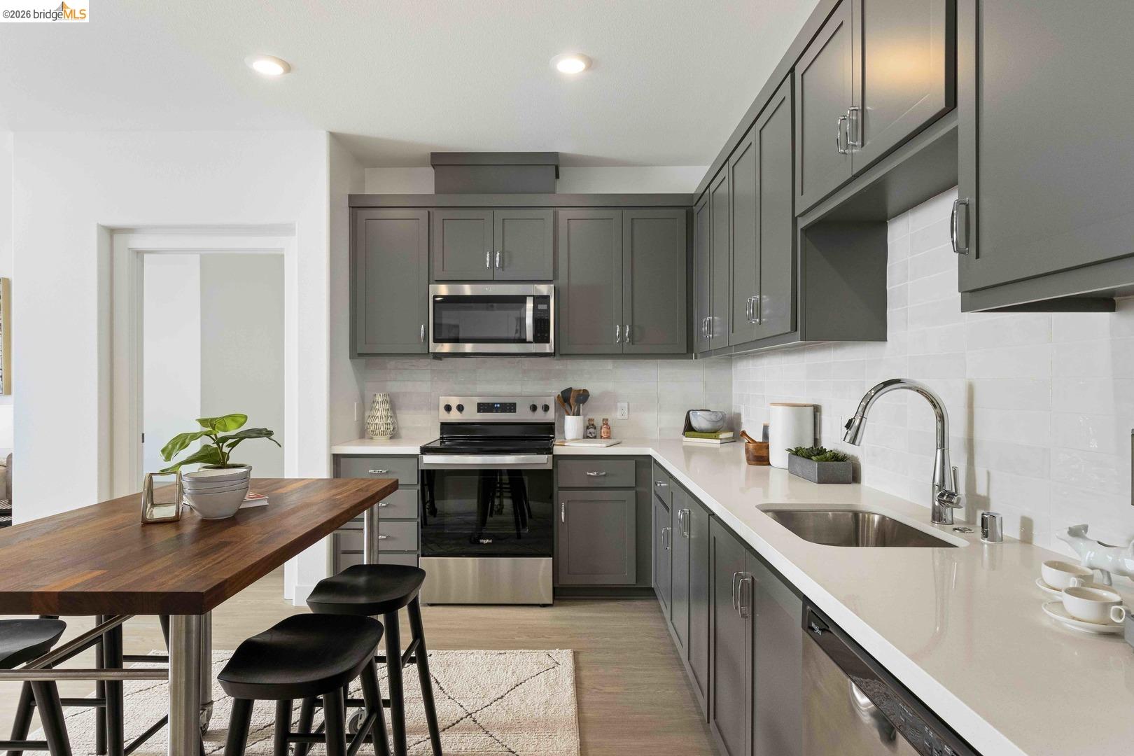 Detail Gallery Image 5 of 12 For 500 Somi Ct #308,  Hayward,  CA 94544 - 3 Beds | 2 Baths