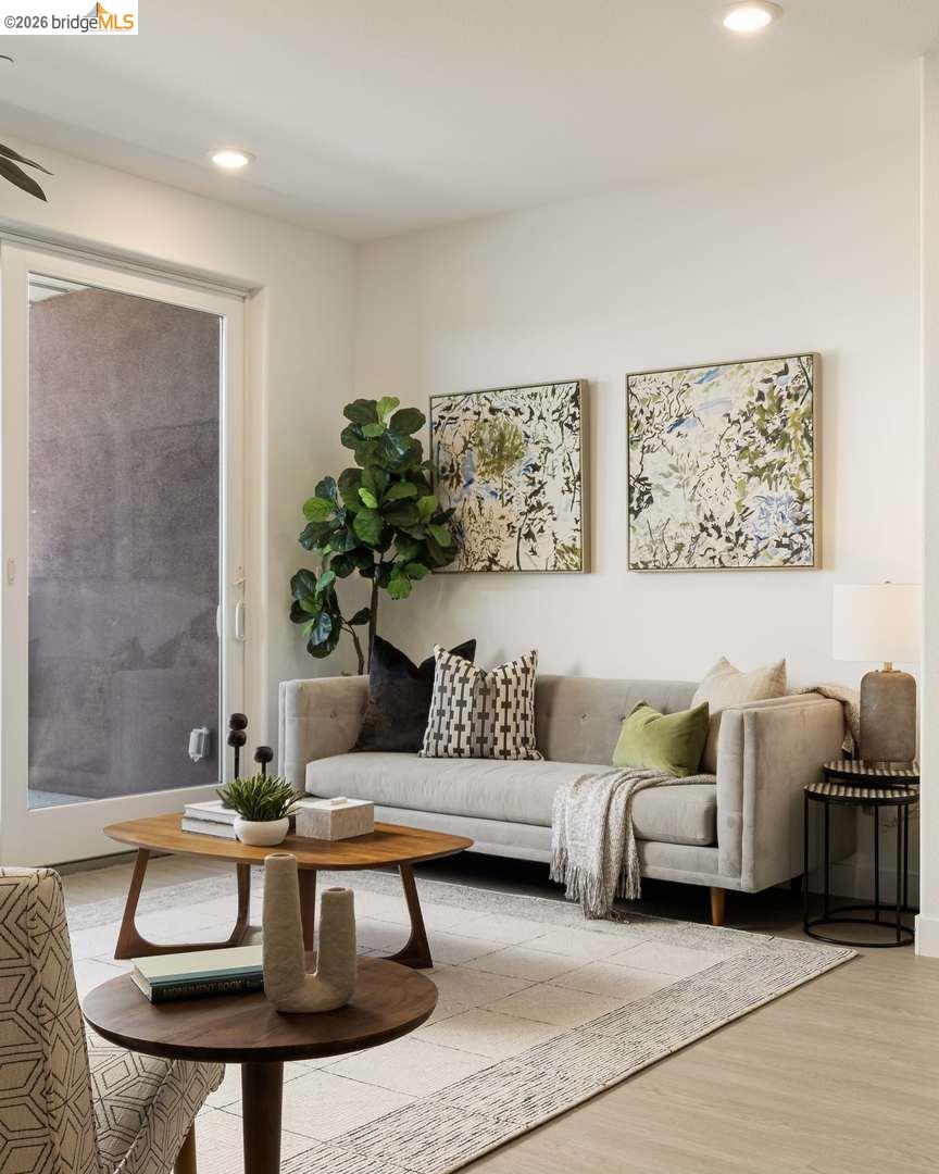 Detail Gallery Image 6 of 12 For 500 Somi Ct #308,  Hayward,  CA 94544 - 3 Beds | 2 Baths