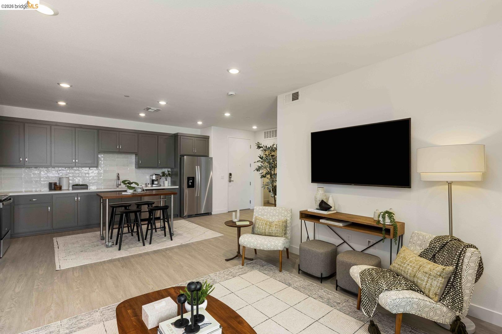 Detail Gallery Image 7 of 12 For 500 Somi Ct #308,  Hayward,  CA 94544 - 3 Beds | 2 Baths