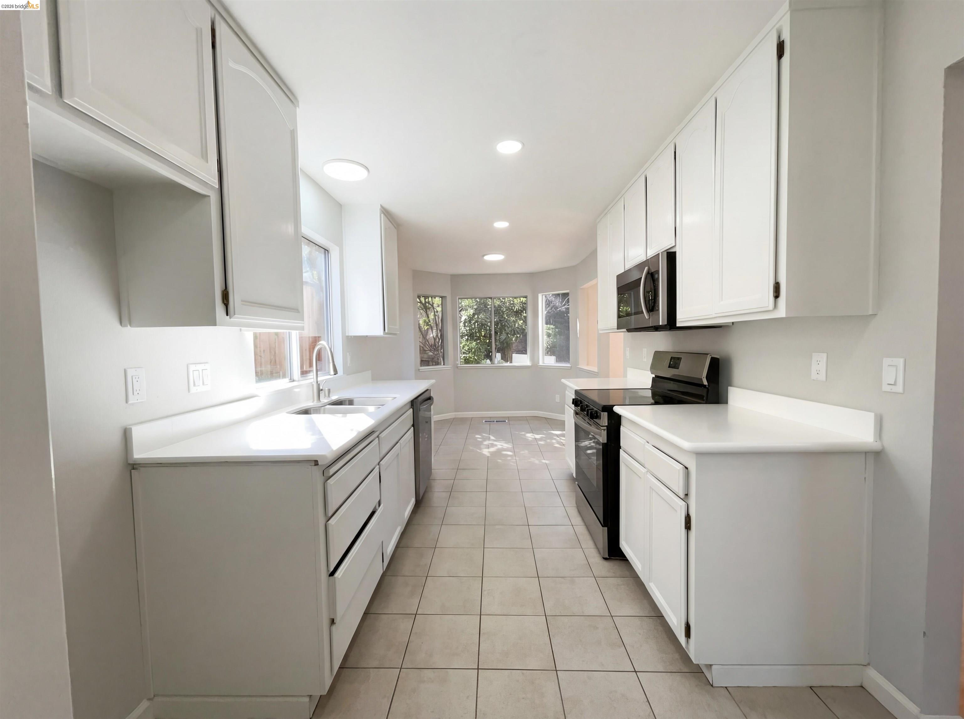 Detail Gallery Image 2 of 32 For 2270 Bayberry Cir, Pittsburg,  CA 94565 - 4 Beds | 2/1 Baths