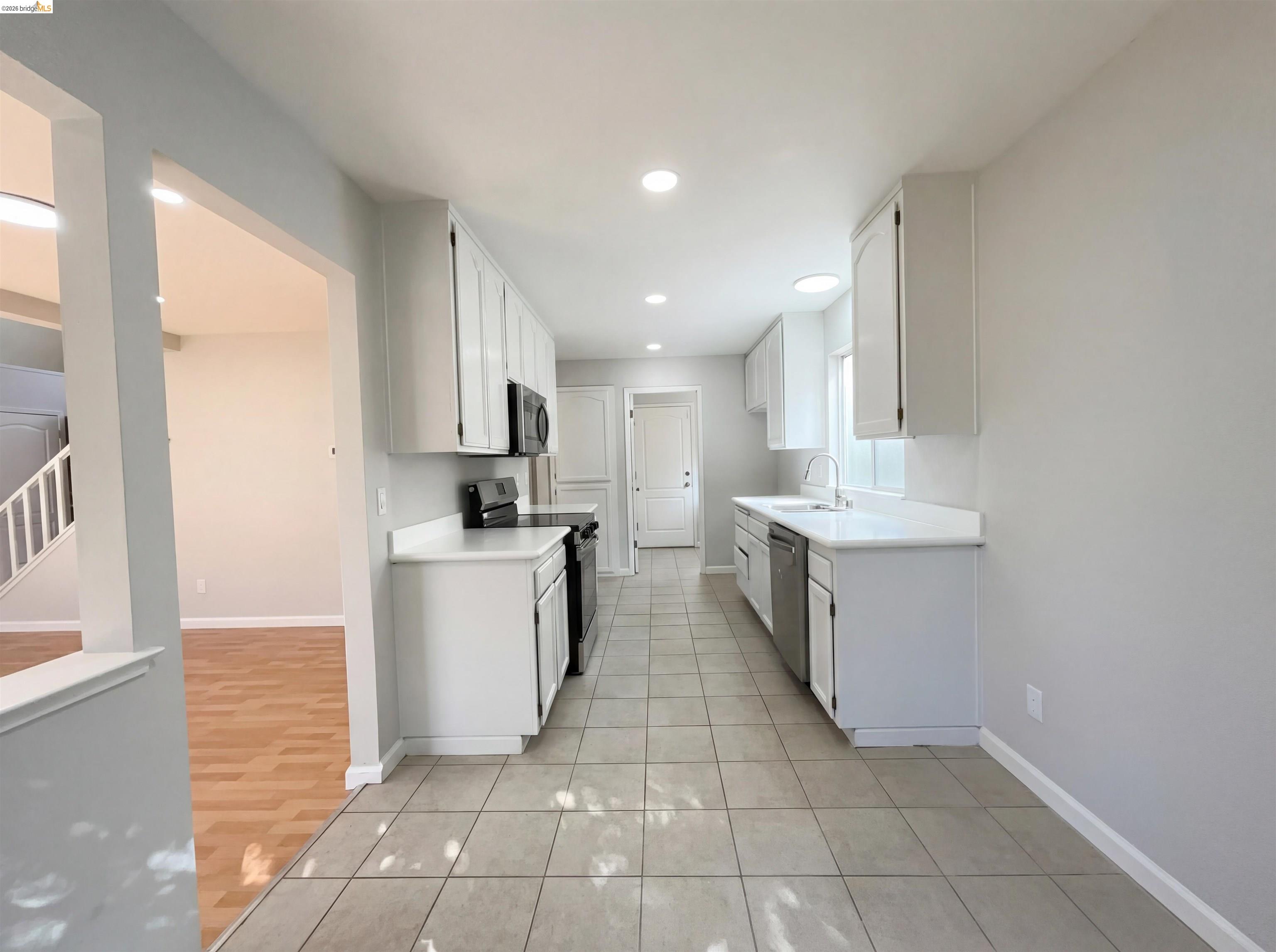 Detail Gallery Image 2 of 15 For 2270 Bayberry Cir, Pittsburg,  CA 94565 - 4 Beds | 2/1 Baths