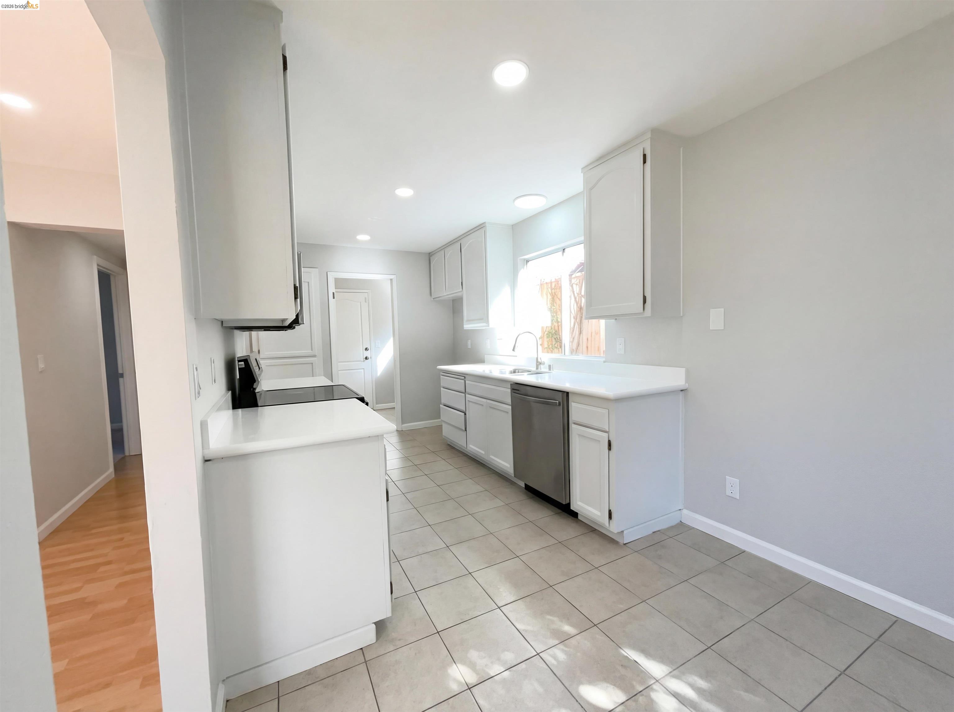 Detail Gallery Image 17 of 32 For 2270 Bayberry Cir, Pittsburg,  CA 94565 - 4 Beds | 2/1 Baths