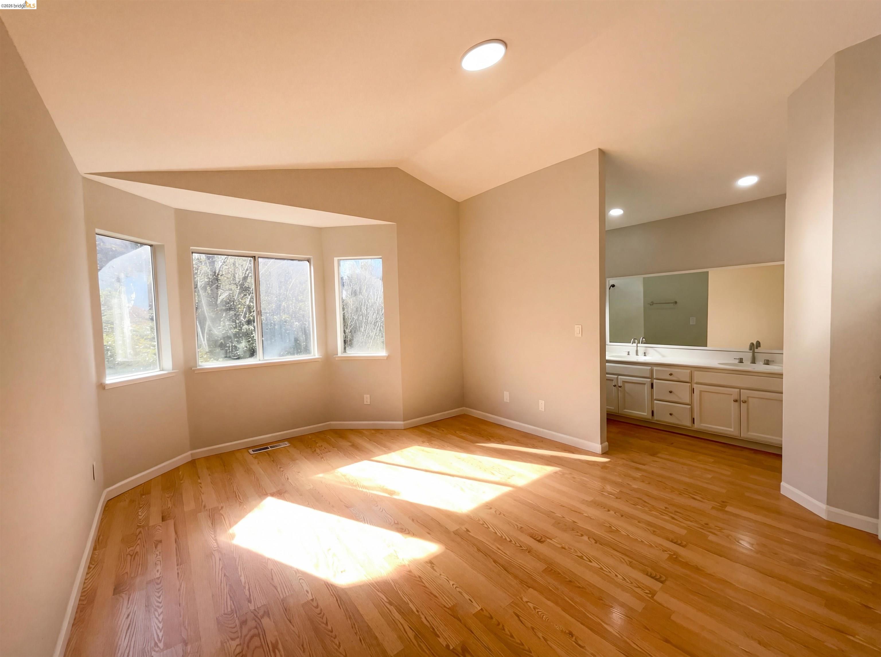 Detail Gallery Image 4 of 32 For 2270 Bayberry Cir, Pittsburg,  CA 94565 - 4 Beds | 2/1 Baths