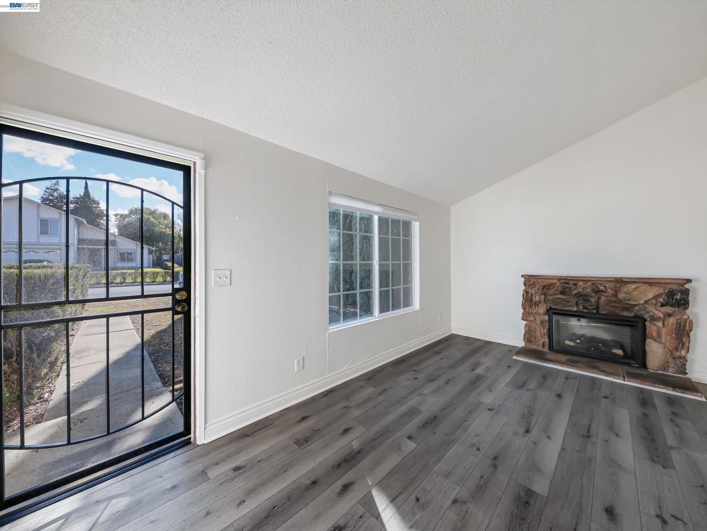Detail Gallery Image 5 of 36 For 3432 Danielle Pl, Bay Point,  CA 94565 - 3 Beds | 2 Baths