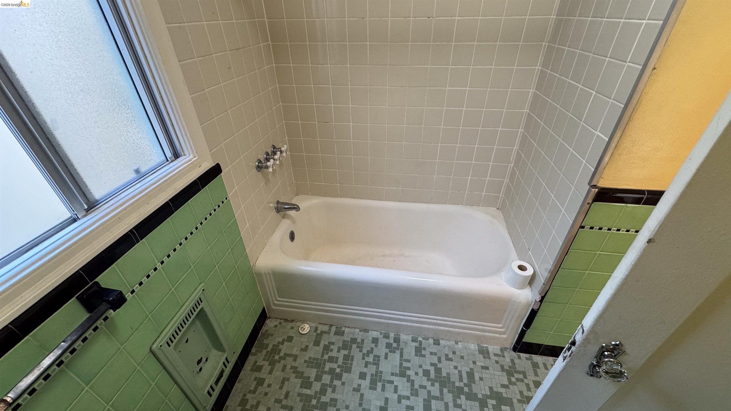 Detail Gallery Image 23 of 48 For 1266 N Washington Ave, Albany,  CA 94706-1733 - 2 Beds | 1/1 Baths