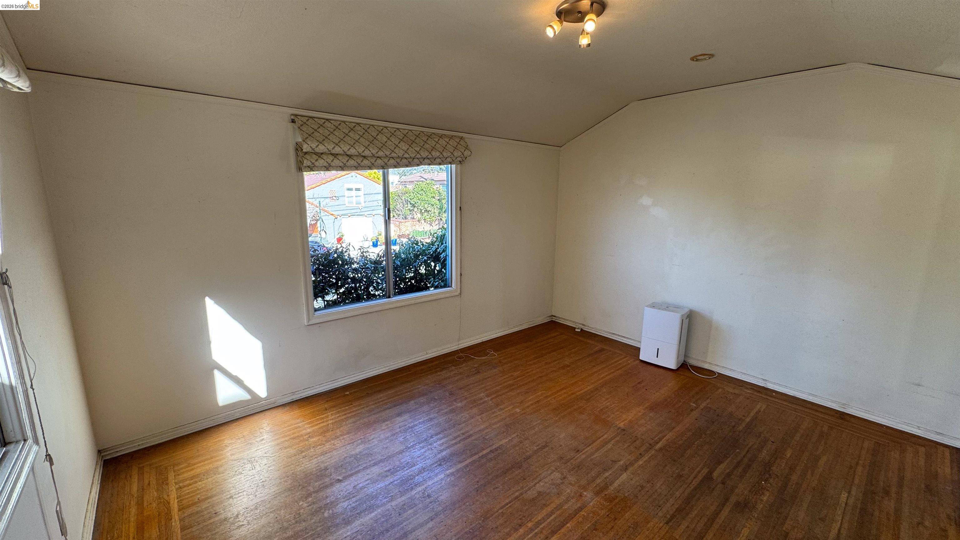 Detail Gallery Image 29 of 48 For 1266 N Washington Ave, Albany,  CA 94706-1733 - 2 Beds | 1/1 Baths