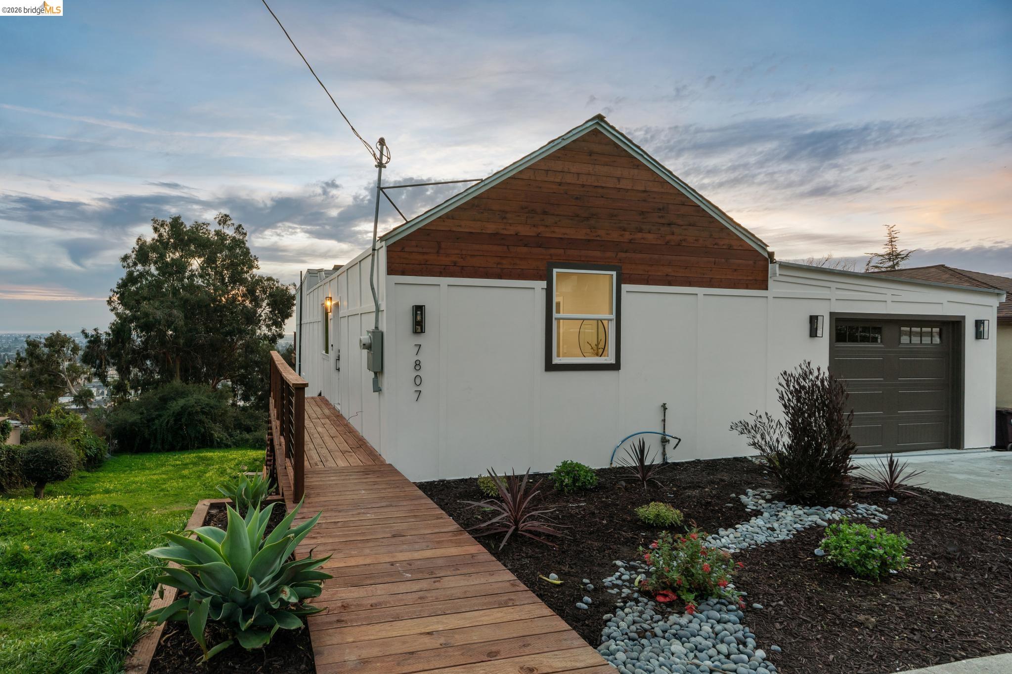 Detail Gallery Image 2 of 54 For 7807 Outlook Ave, Oakland,  CA 94605 - 5 Beds | 5 Baths