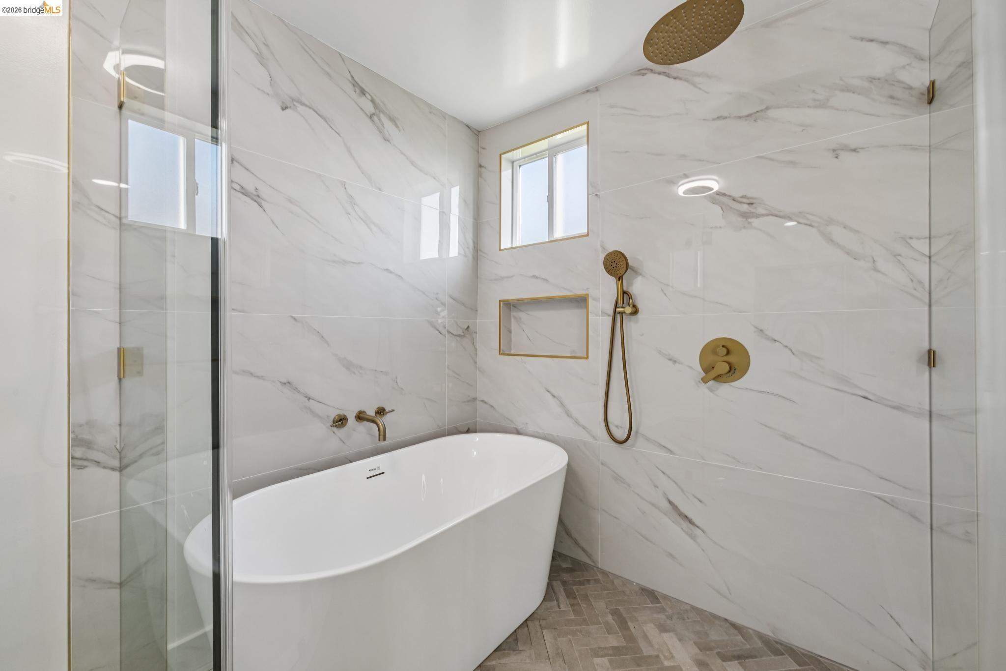 Detail Gallery Image 32 of 54 For 7807 Outlook Ave, Oakland,  CA 94605 - 5 Beds | 5 Baths