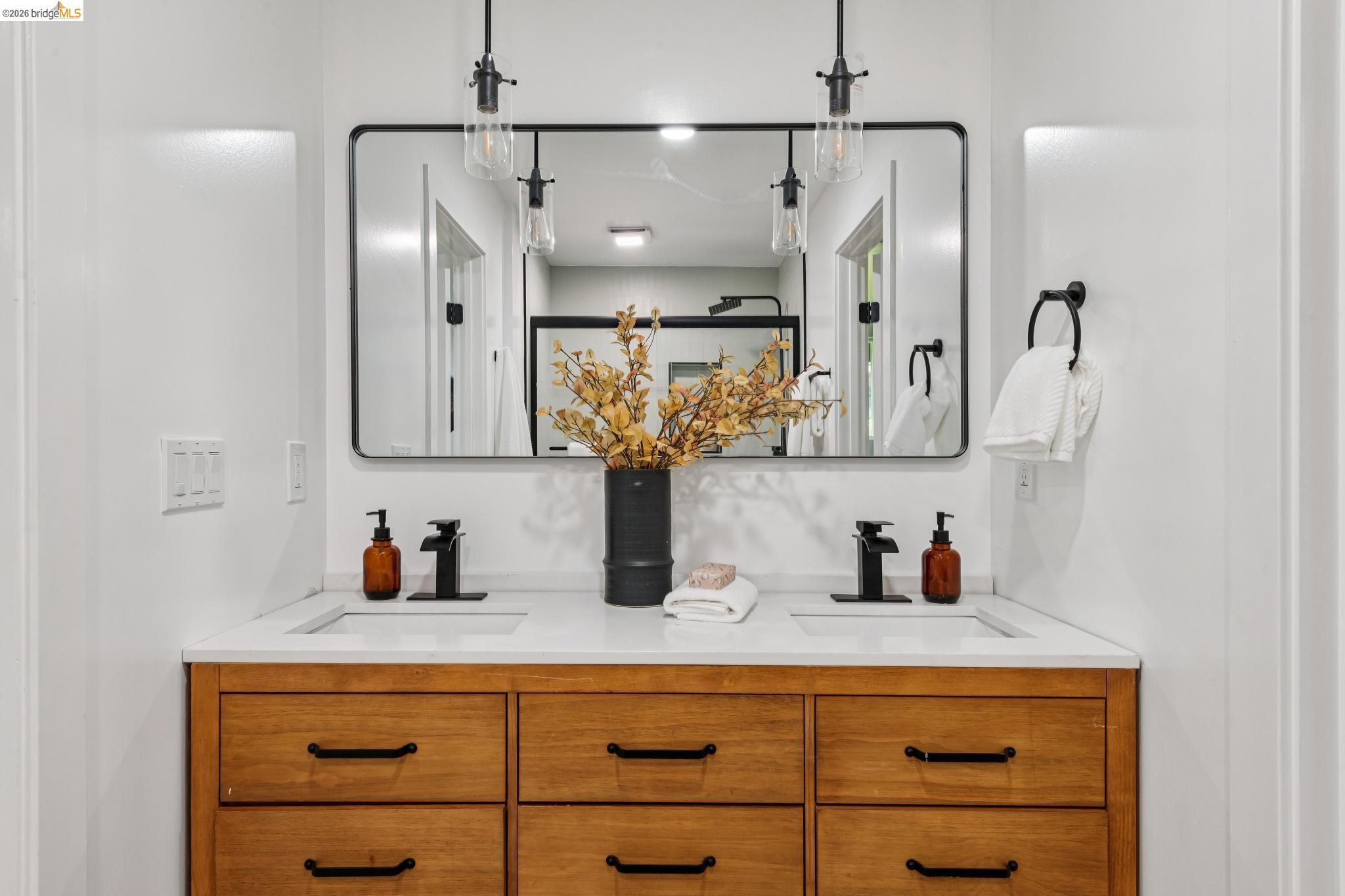 Detail Gallery Image 40 of 54 For 7807 Outlook Ave, Oakland,  CA 94605 - 5 Beds | 5 Baths