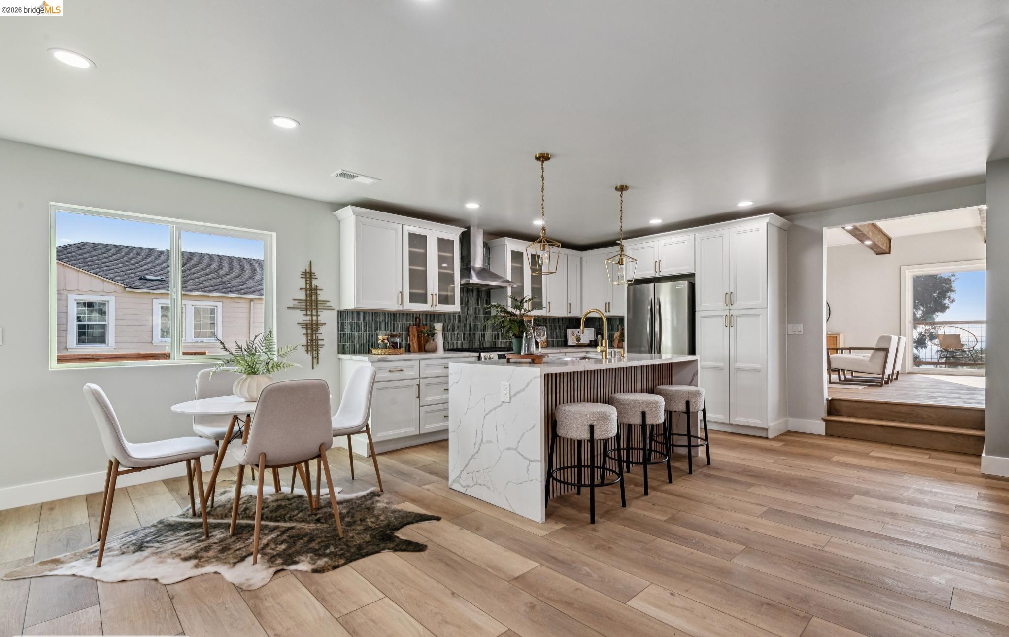 Detail Gallery Image 5 of 54 For 7807 Outlook Ave, Oakland,  CA 94605 - 5 Beds | 5 Baths