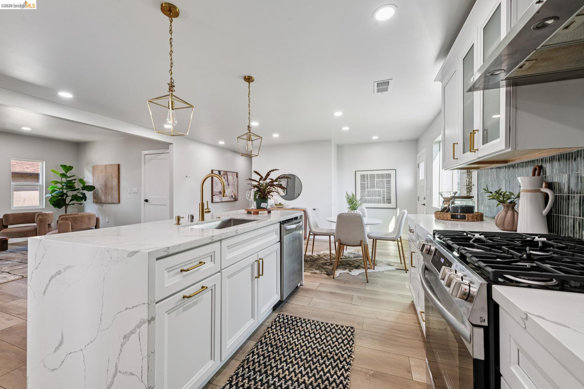 Detail Gallery Image 9 of 54 For 7807 Outlook Ave, Oakland,  CA 94605 - 5 Beds | 5 Baths