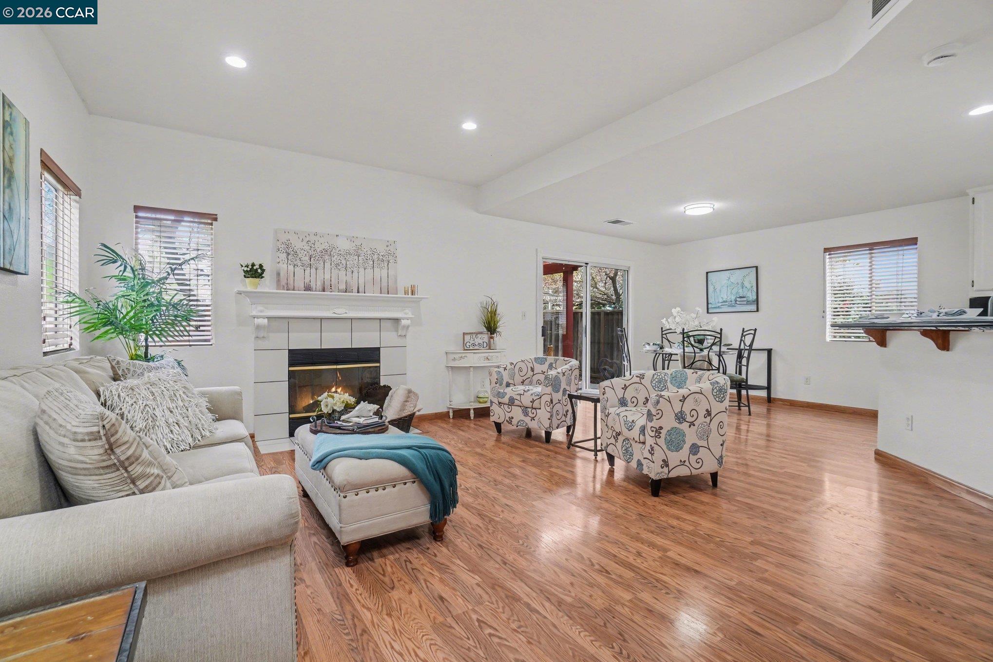 Detail Gallery Image 2 of 20 For 933 Country Run Dr, Martinez,  CA 94553 - 4 Beds | 2/1 Baths