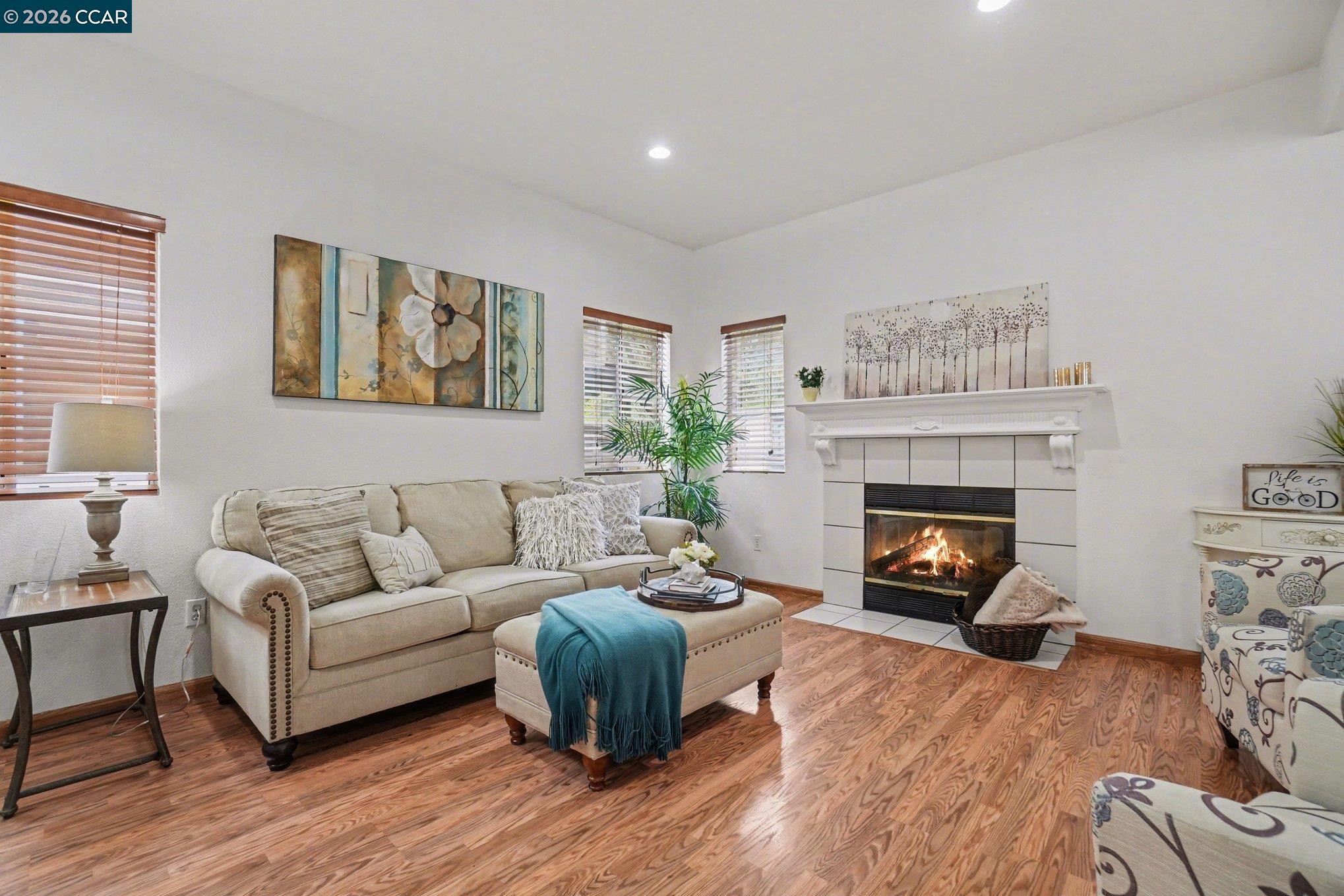 Detail Gallery Image 4 of 20 For 933 Country Run Dr, Martinez,  CA 94553 - 4 Beds | 2/1 Baths