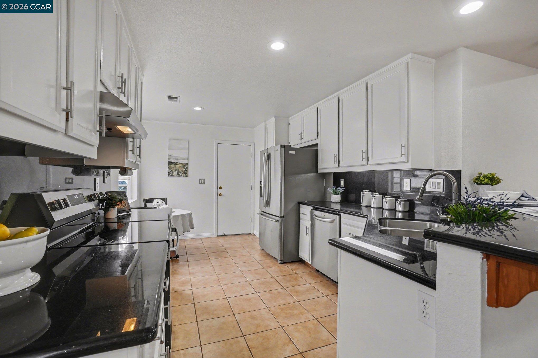 Detail Gallery Image 6 of 20 For 933 Country Run Dr, Martinez,  CA 94553 - 4 Beds | 2/1 Baths