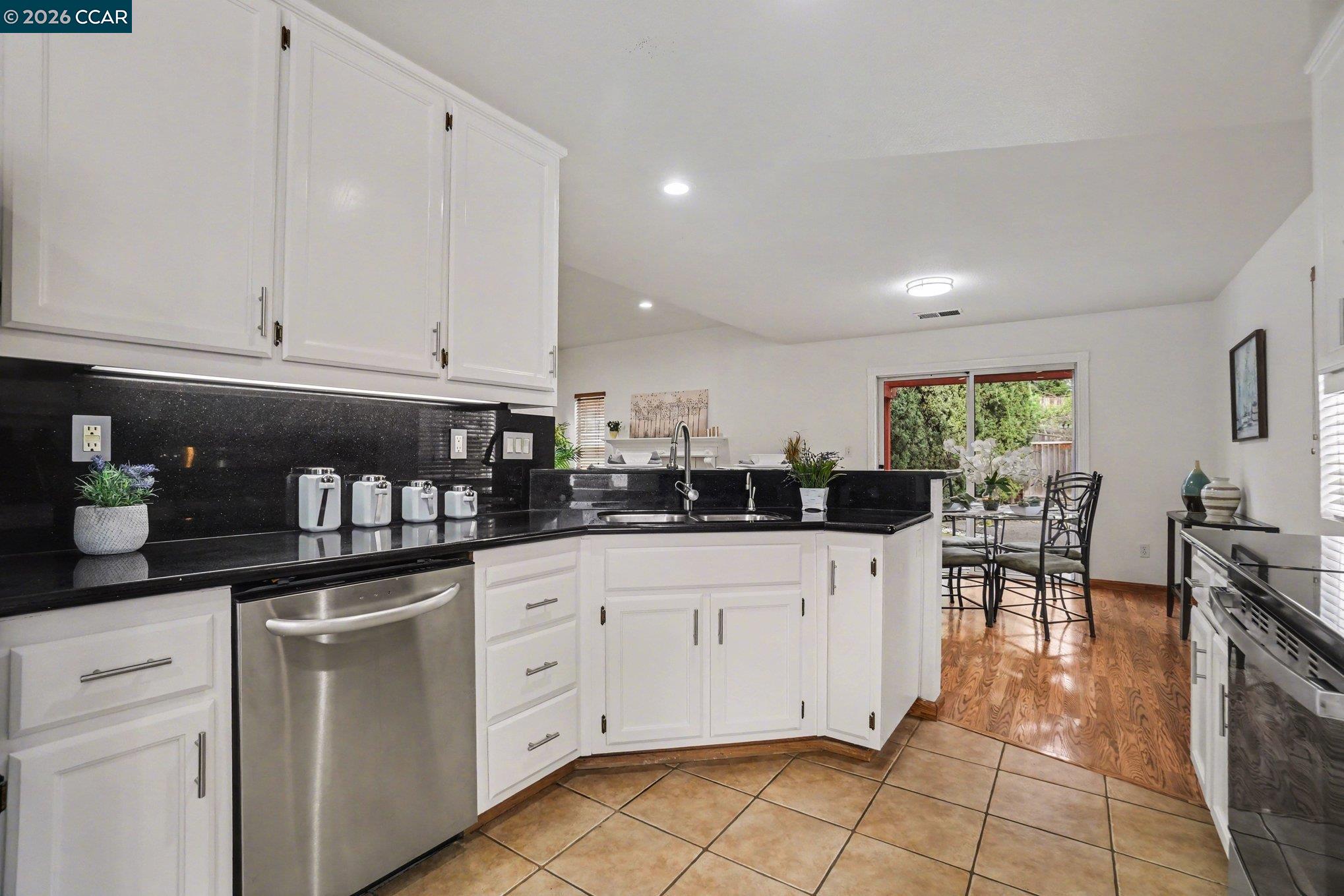 Detail Gallery Image 8 of 20 For 933 Country Run Dr, Martinez,  CA 94553 - 4 Beds | 2/1 Baths