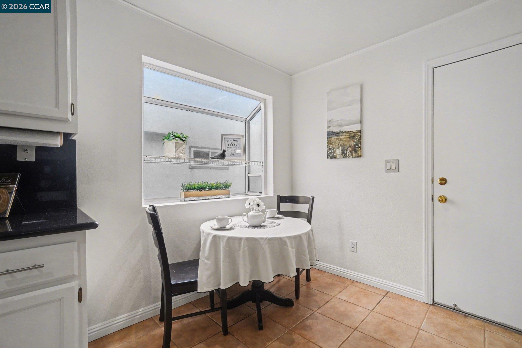 Detail Gallery Image 9 of 20 For 933 Country Run Dr, Martinez,  CA 94553 - 4 Beds | 2/1 Baths