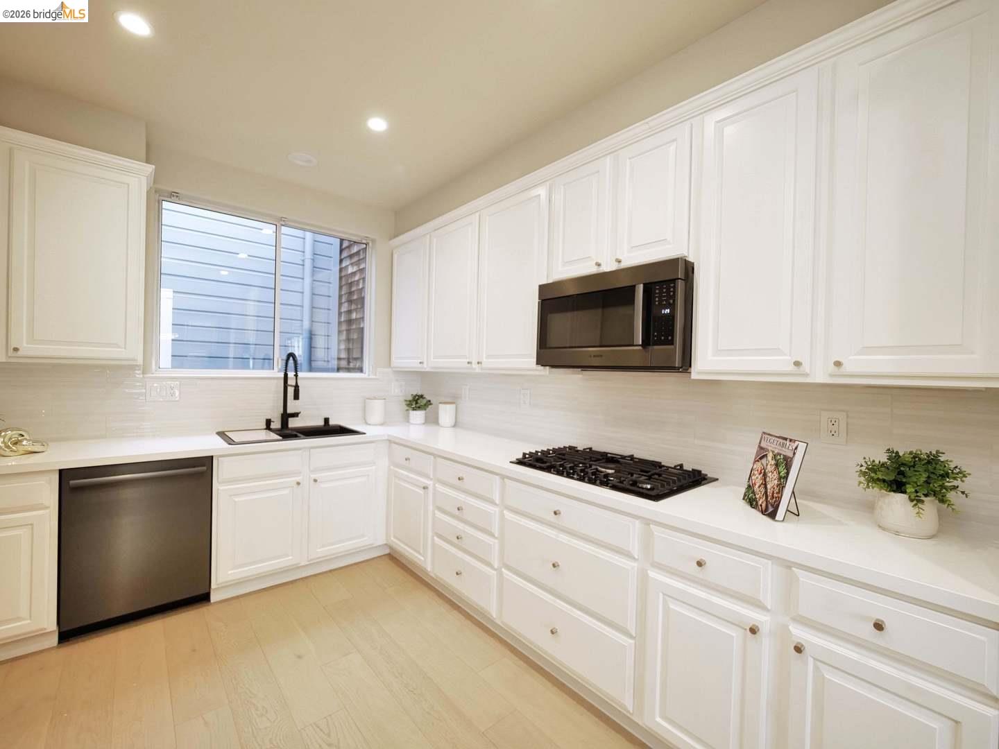 Detail Gallery Image 16 of 51 For 2050 Divisadero St Apt 2,  San Francisco,  CA 94115 - 3 Beds | 2/1 Baths