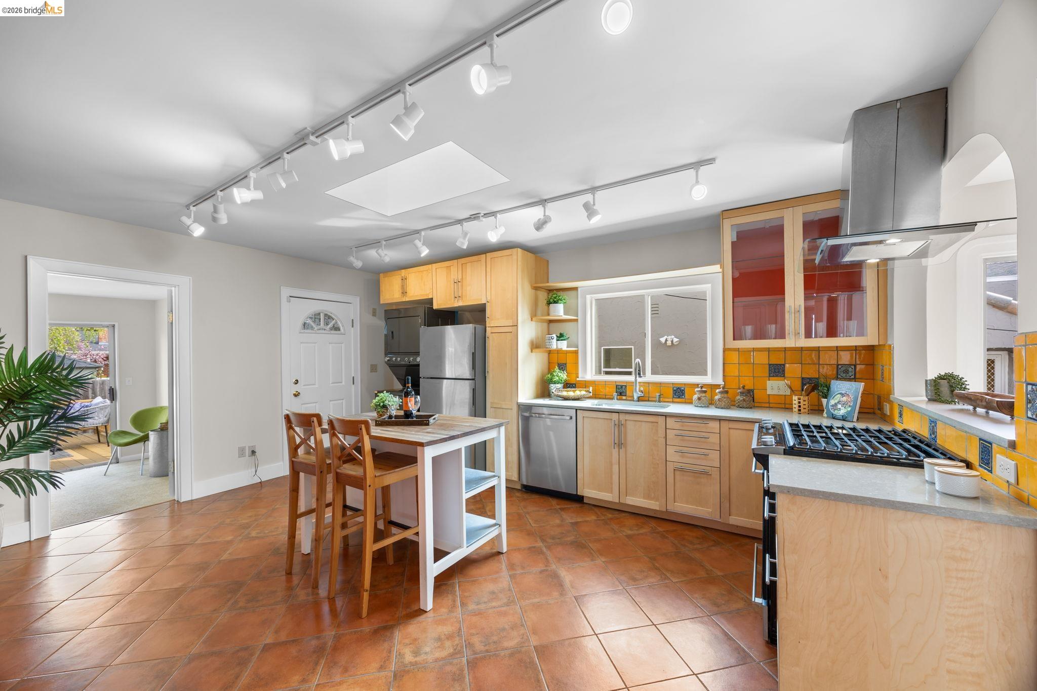 Detail Gallery Image 18 of 42 For 6100 Majestic Ave, Oakland,  CA 94605 - 3 Beds | 1 Baths