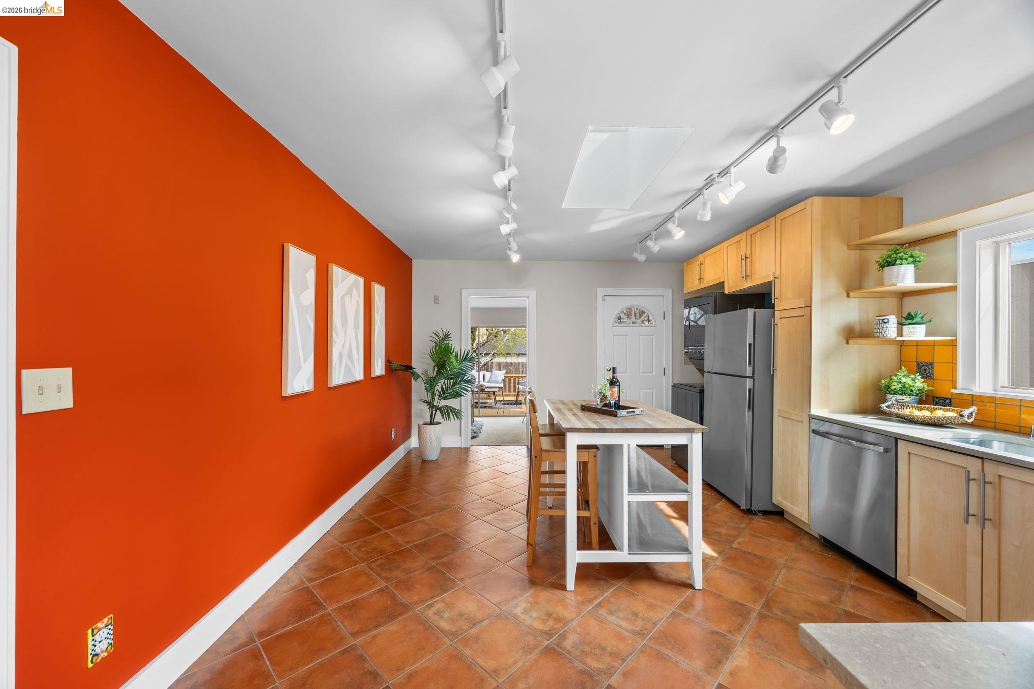 Detail Gallery Image 19 of 42 For 6100 Majestic Ave, Oakland,  CA 94605 - 3 Beds | 1 Baths