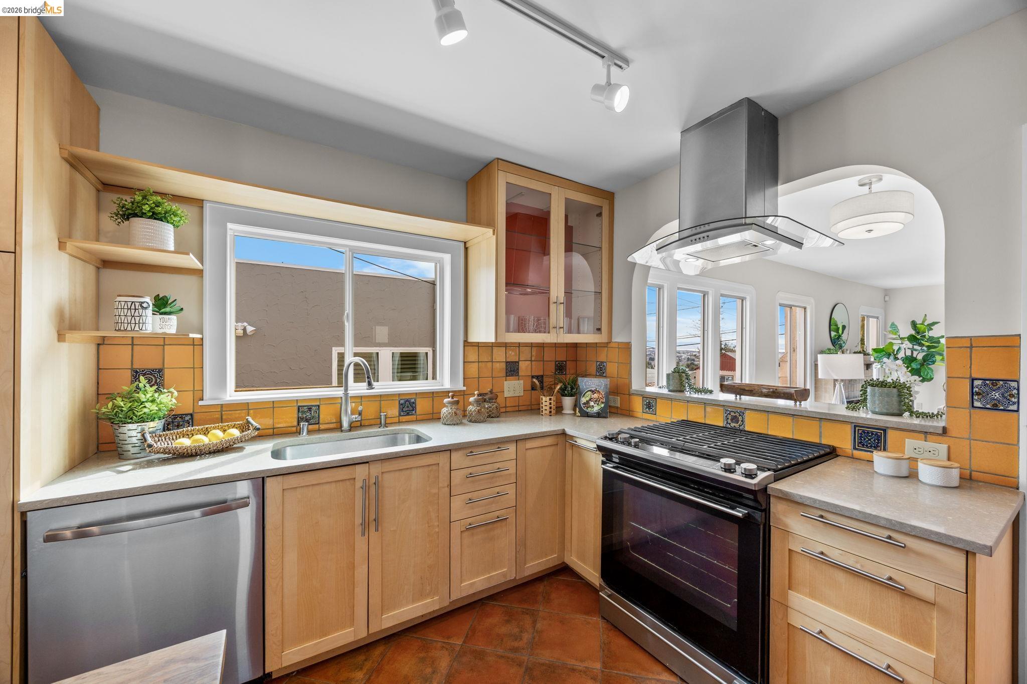 Detail Gallery Image 20 of 42 For 6100 Majestic Ave, Oakland,  CA 94605 - 3 Beds | 1 Baths