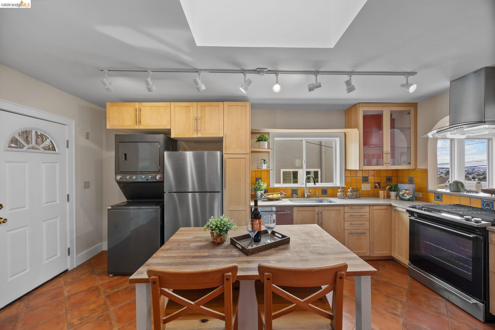 Detail Gallery Image 23 of 42 For 6100 Majestic Ave, Oakland,  CA 94605 - 3 Beds | 1 Baths