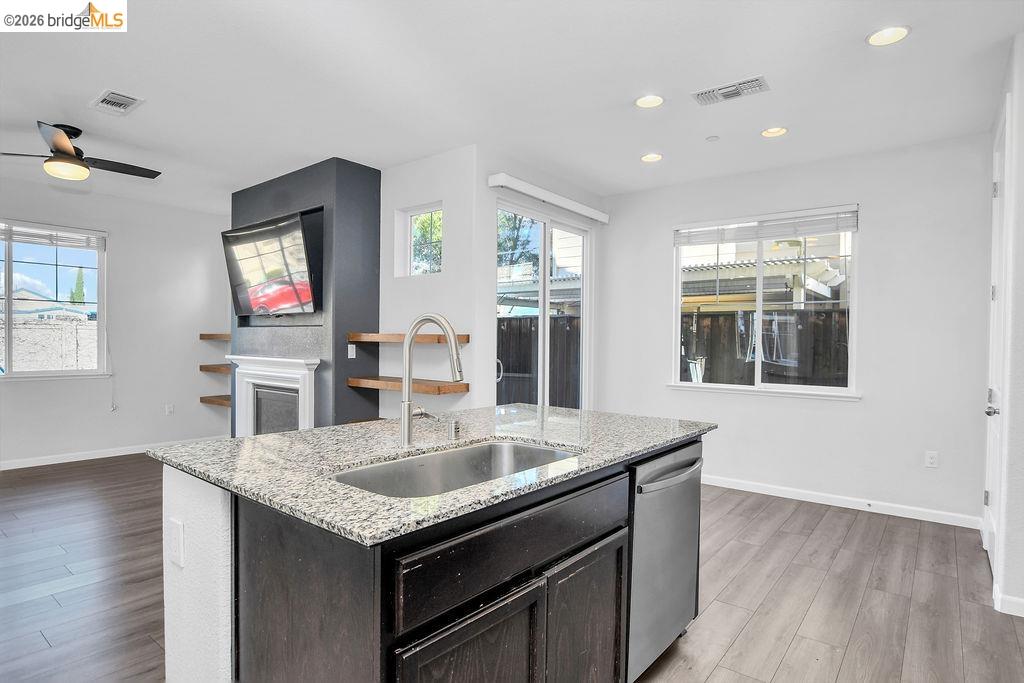 Detail Gallery Image 11 of 33 For 126 Halsey Wy, Pittsburg,  CA 94565 - 4 Beds | 2/1 Baths