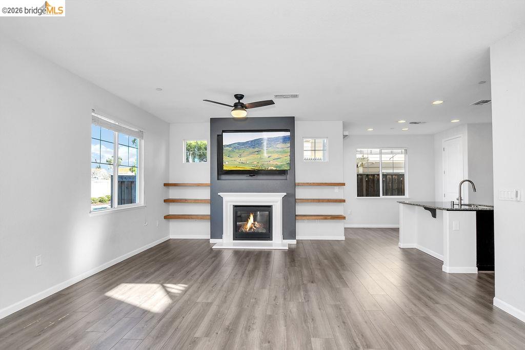 Detail Gallery Image 5 of 33 For 126 Halsey Wy, Pittsburg,  CA 94565 - 4 Beds | 2/1 Baths