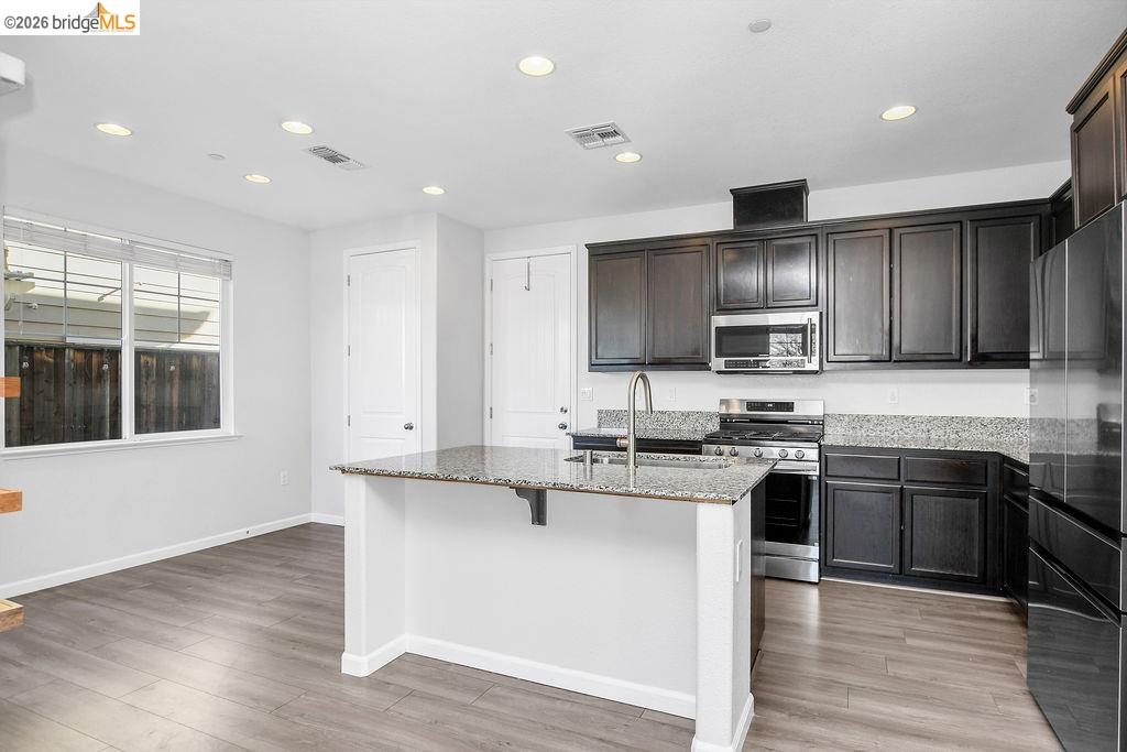 Detail Gallery Image 7 of 33 For 126 Halsey Wy, Pittsburg,  CA 94565 - 4 Beds | 2/1 Baths