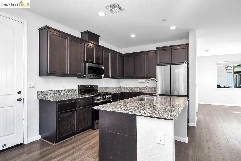 Detail Gallery Image 8 of 33 For 126 Halsey Wy, Pittsburg,  CA 94565 - 4 Beds | 2/1 Baths