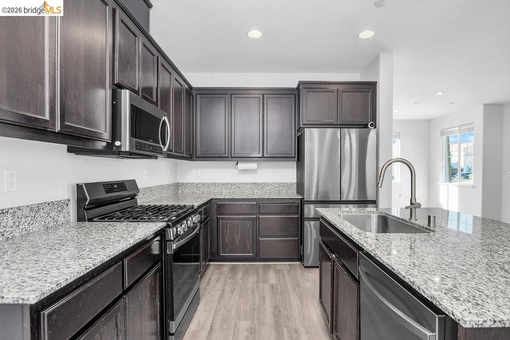 Detail Gallery Image 9 of 33 For 126 Halsey Wy, Pittsburg,  CA 94565 - 4 Beds | 2/1 Baths