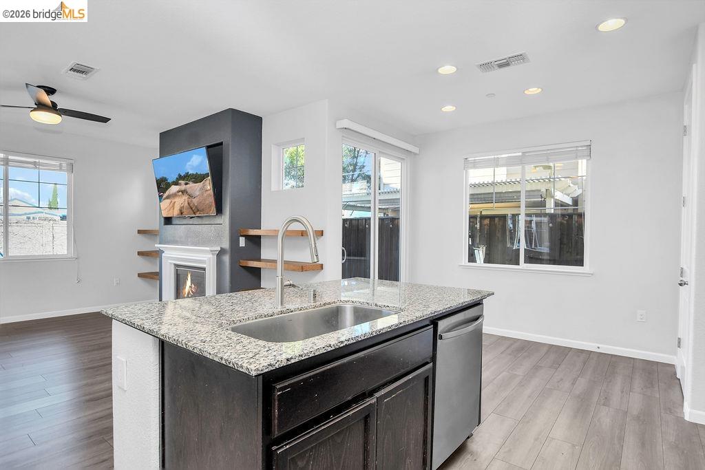 Detail Gallery Image 10 of 33 For 126 Halsey Wy, Pittsburg,  CA 94565 - 4 Beds | 2/1 Baths
