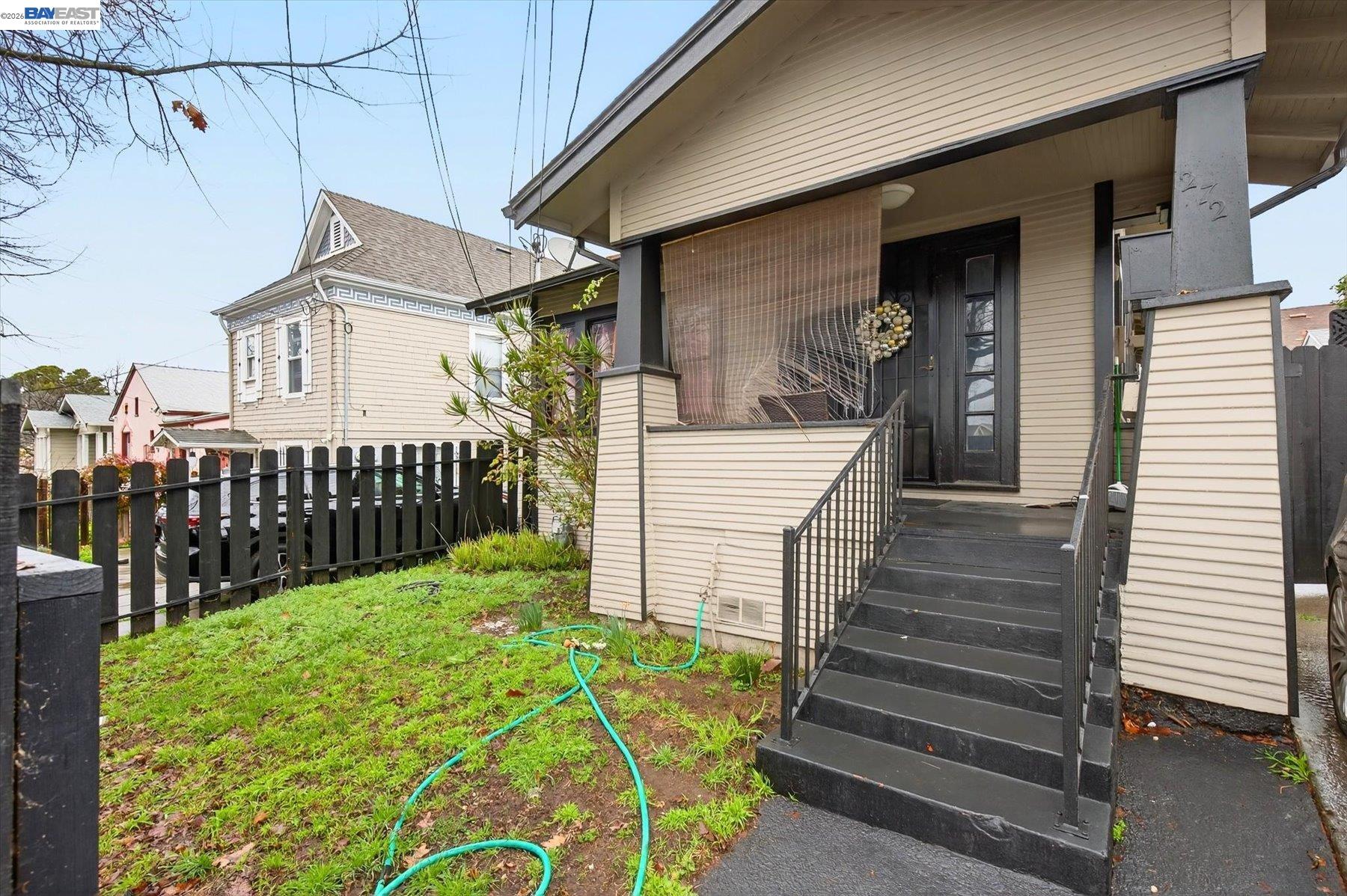 Detail Gallery Image 2 of 15 For 2724 E 22nd St, Oakland,  CA 94601 - 3 Beds | 1 Baths