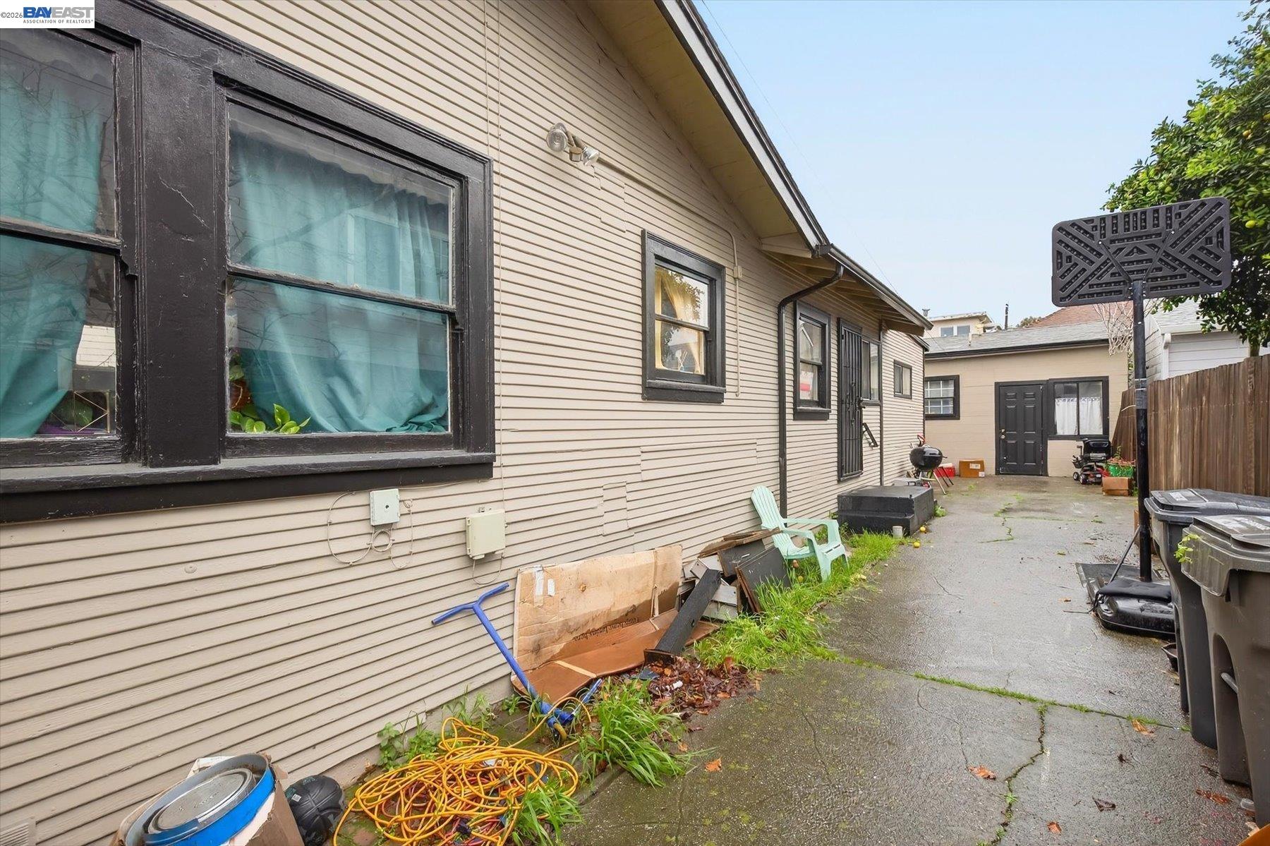 Detail Gallery Image 14 of 15 For 2724 E 22nd St, Oakland,  CA 94601 - 3 Beds | 1 Baths